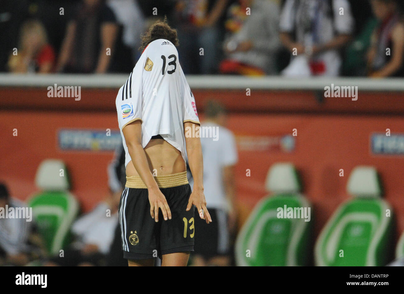 La Germania Celia Okoyino da Mbabi reagisce dopo i quarti partita di calcio della FIFA Coppa del Mondo femminile tra la Germania e il Giappone all'Arena im Allerpark in Wolfsburg, Germania 09 luglio 2011. Foto: Julian Stratenschulte dpa/L  +++(c) dpa - Bildfunk+++ Foto Stock