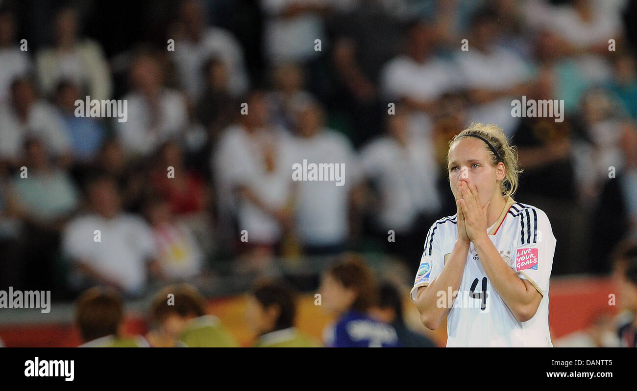 La Germania Babett Pietro guarda sconsolato dopo i quarti partita di calcio della FIFA Coppa del Mondo femminile tra la Germania e il Giappone all'Arena im Allerpark in Wolfsburg, Germania 09 luglio 2011. Il Giappone ha vinto 1-0. Foto: Annibale dpa/L  Foto Stock