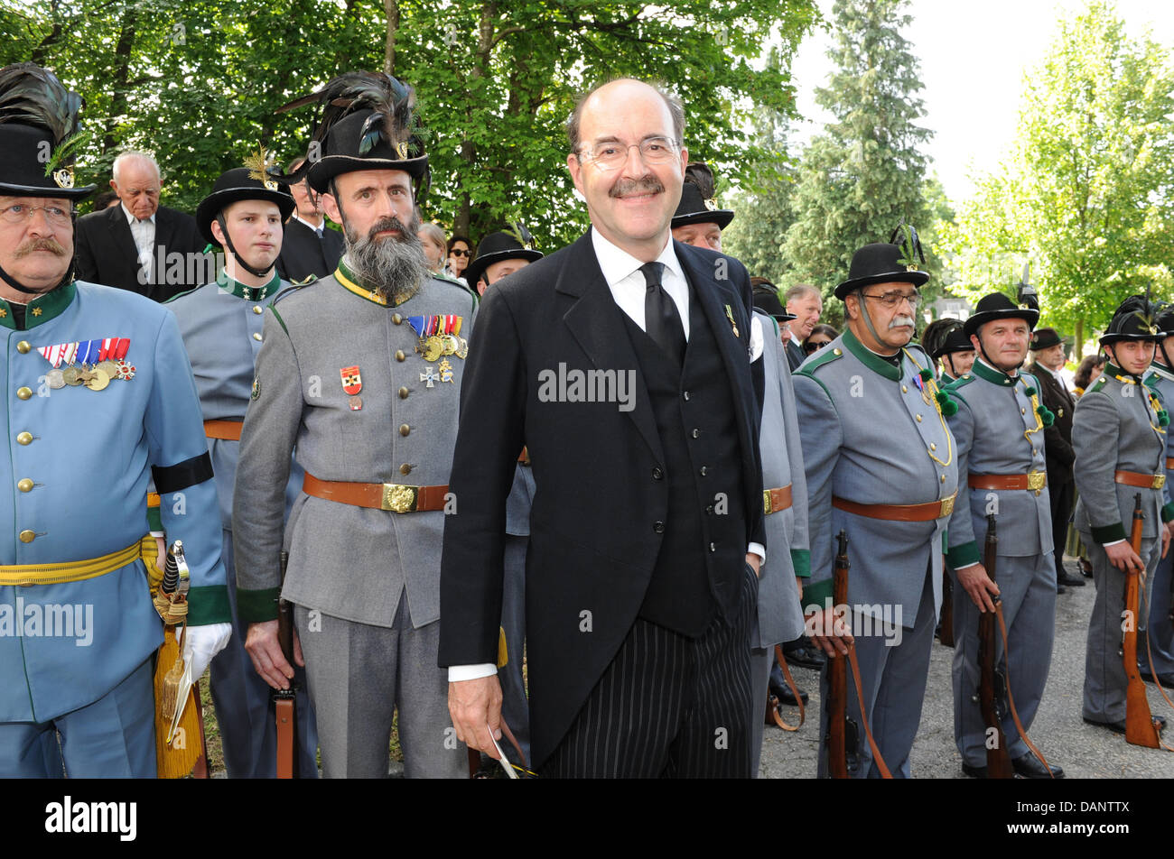 Fritz von Thurn und Taxis assiste il requiem servizio per Otto von Habsburg a San Pio chiesa in Poecking (Germania), 9 luglio 2011. Habsburg è morto all età di 98 nella sua casa. Il Requiem è il primo di numerosi eventi di lutto per il figlio più anziano di Karl I, l'ultimo imperatore d'Austria e Ungheria. Foto: Ursula Dueren Foto Stock