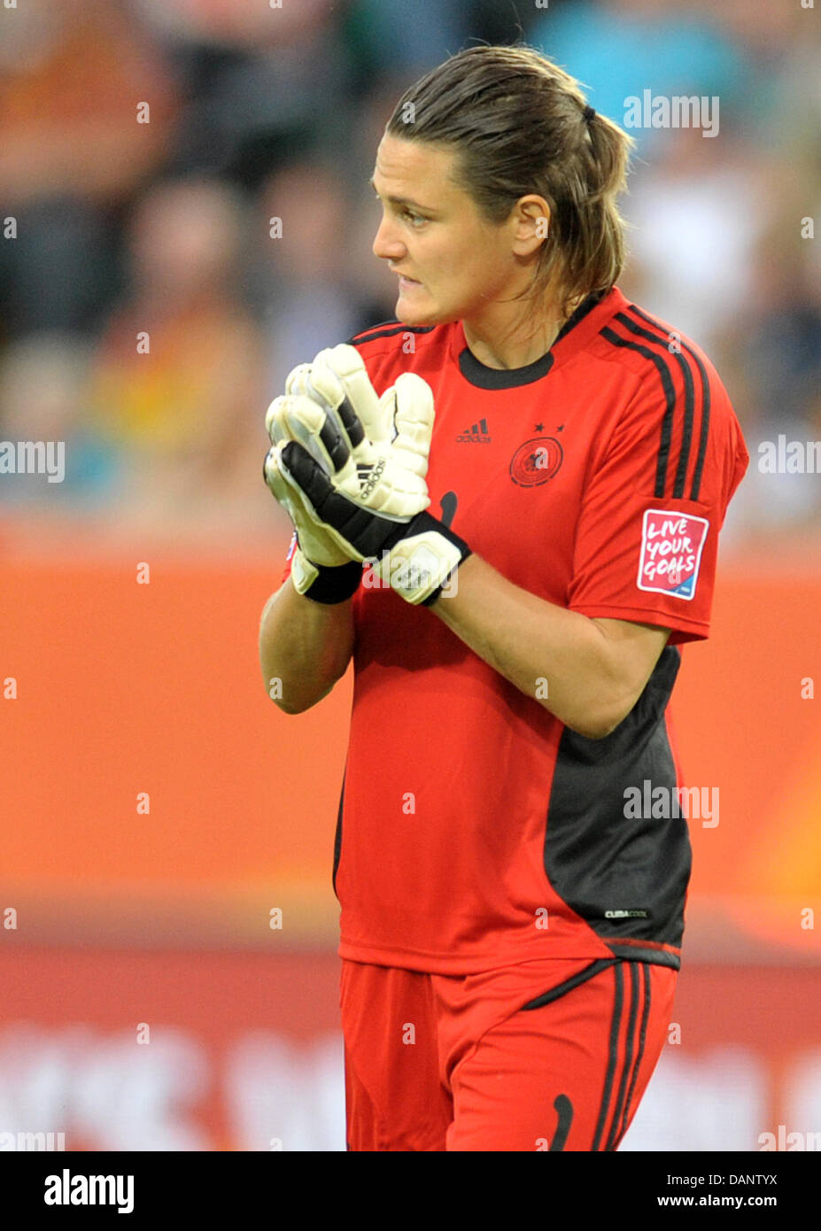 In Germania il portiere Nadine Angerer durante i quarti partita di calcio della FIFA Coppa del Mondo femminile tra la Germania e il Giappone all'Arena im Allerpark in Wolfsburg, Germania 09 luglio 2011. Il Giappone ha vinto 1-0. Foto: Carmen Jaspersen dpa/L  Foto Stock