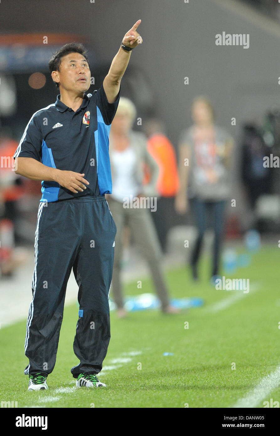 In Giappone il capo allenatore Norio Sasaki durante i quarti partita di calcio della FIFA Coppa del Mondo femminile tra la Germania e il Giappone all'Arena im Allerpark in Wolfsburg, Germania 09 luglio 2011. Foto: Carmen Jaspersen dpa/L  Foto Stock