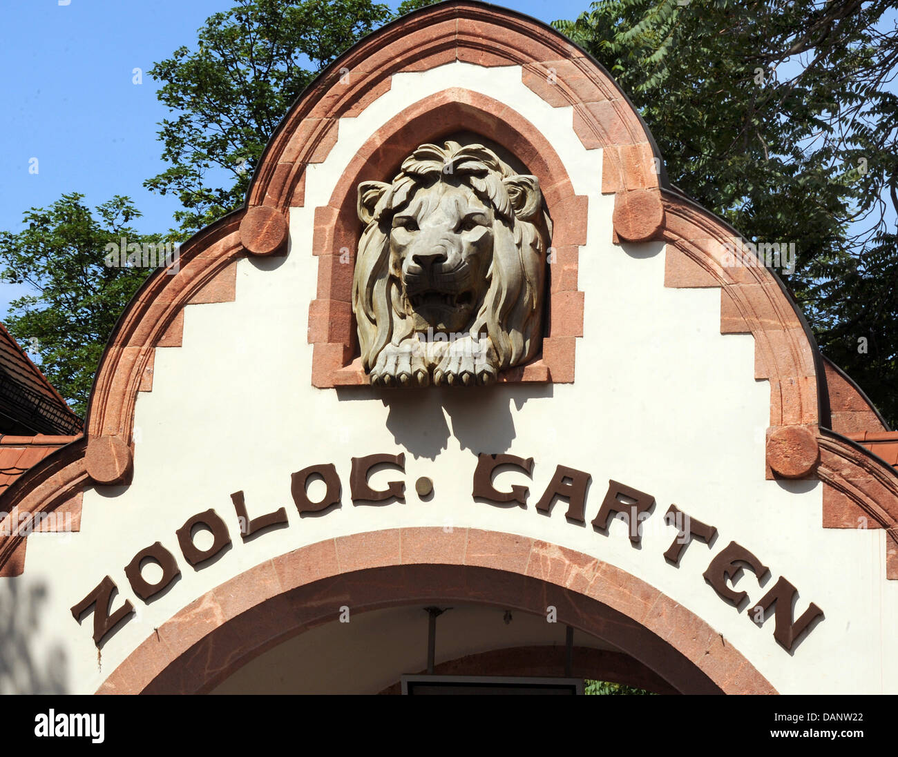 Un ingresso allo zoo è raffigurato in Leipzig, Germania, il 3 giugno 2011. Per dieci anni gli scienziati di esplorare il comportamento delle grandi scimmie negli zoo Pongoland distretto. Il progetto è stato fondato nel 1999 e riceverà 130 milioni di euro fino al 2015. Foto: Waltraud Grubitzsch Foto Stock