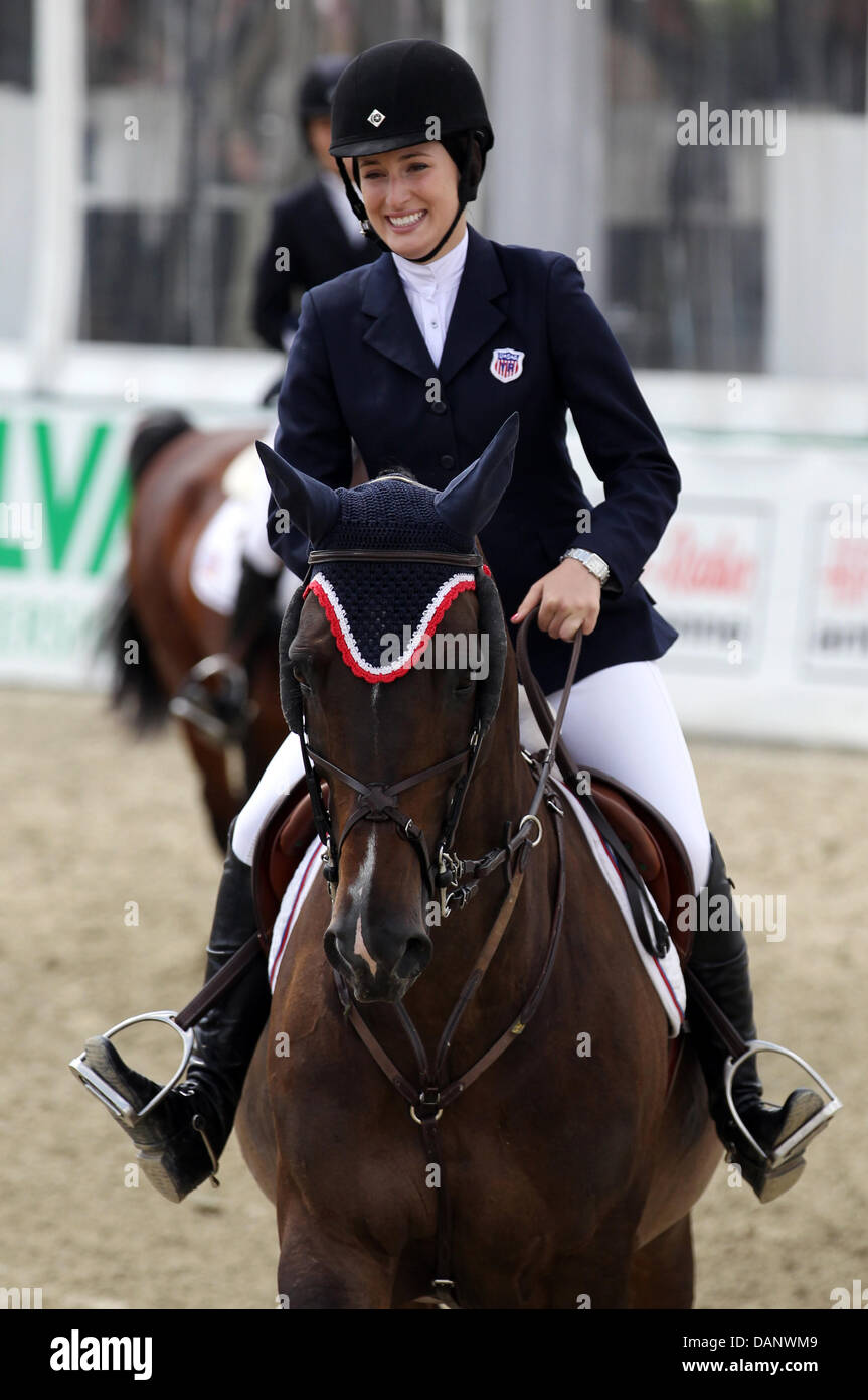 Figlia del cantante statunitense Bruce Springsteen, Jessica Springsteen, rides Vornado van den Hoendrijk durante il team show jumping delle prestazioni di vendita eventi internazionali i giovani piloti Festival di Hagen a.T.W., Germania, 18 giugno 2011. Foto: Friso Gentsch Foto Stock