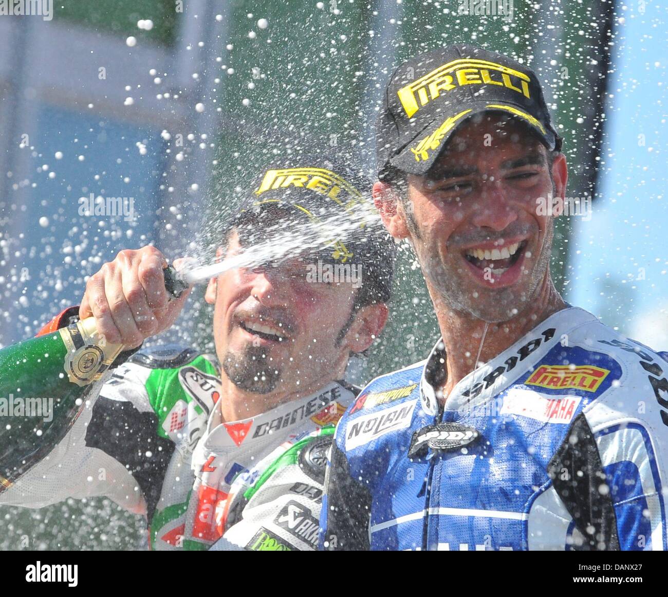 Marco Melandri d'Italia, destra, giostre per vincere 8 gara round del Campionato Mondiale Superbike come il suo connazionale Max Biaggi, centro e Carlos Checa di Spagna, sinistra, seguire Lui a Brno, in Repubblica ceca, Domenica, 10 luglio 2011. Biaggi al secondo posto, Checa terzo posto. (CTK foto/Igor Zehl) Foto Stock