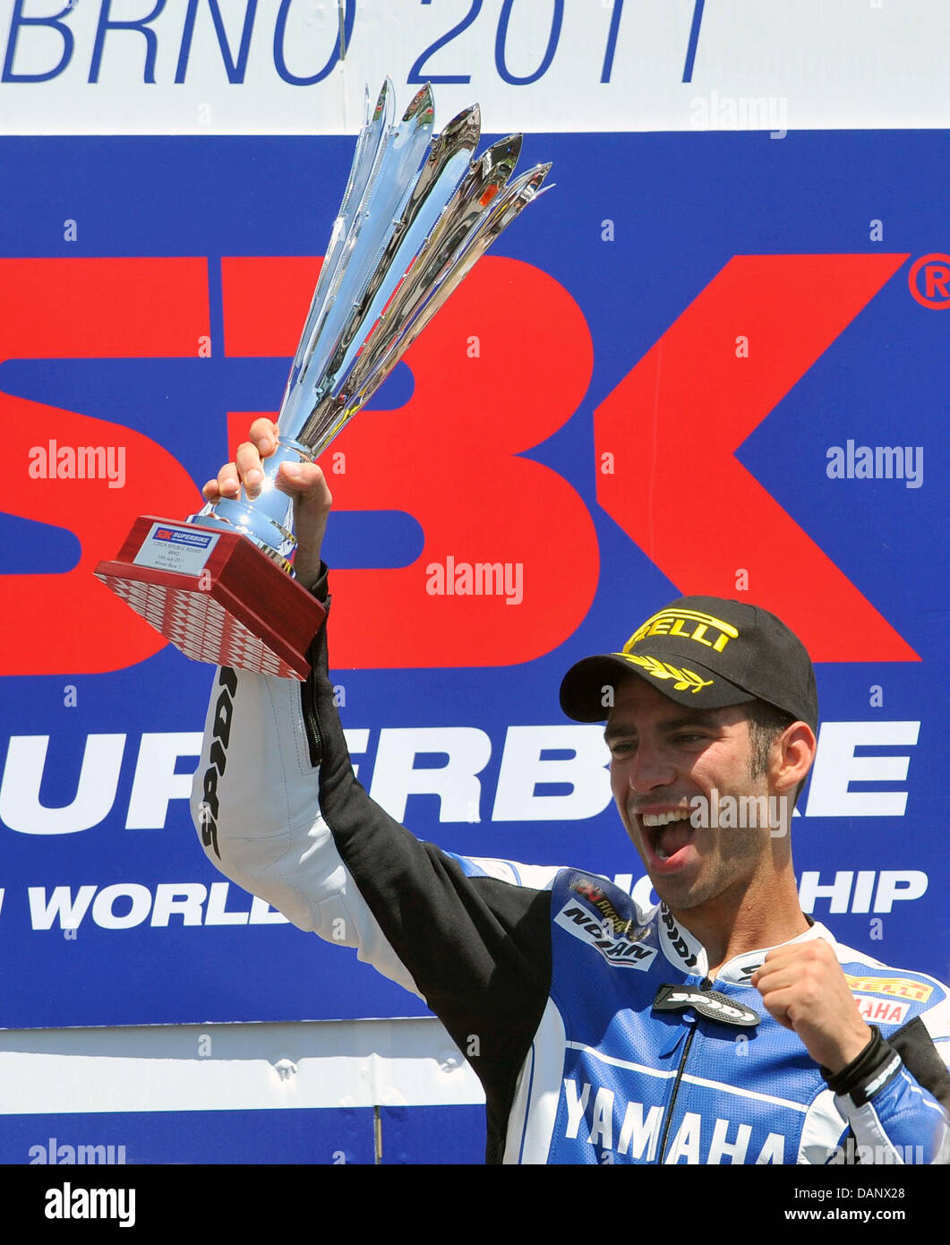 Marco Melandri d'Italia, destra, giostre per vincere 8 gara round del Campionato Mondiale Superbike come il suo connazionale Max Biaggi, centro e Carlos Checa di Spagna, sinistra, seguire Lui a Brno, in Repubblica ceca, Domenica, 10 luglio 2011. Biaggi al secondo posto, Checa terzo posto. (CTK foto/Igor Zehl) Foto Stock