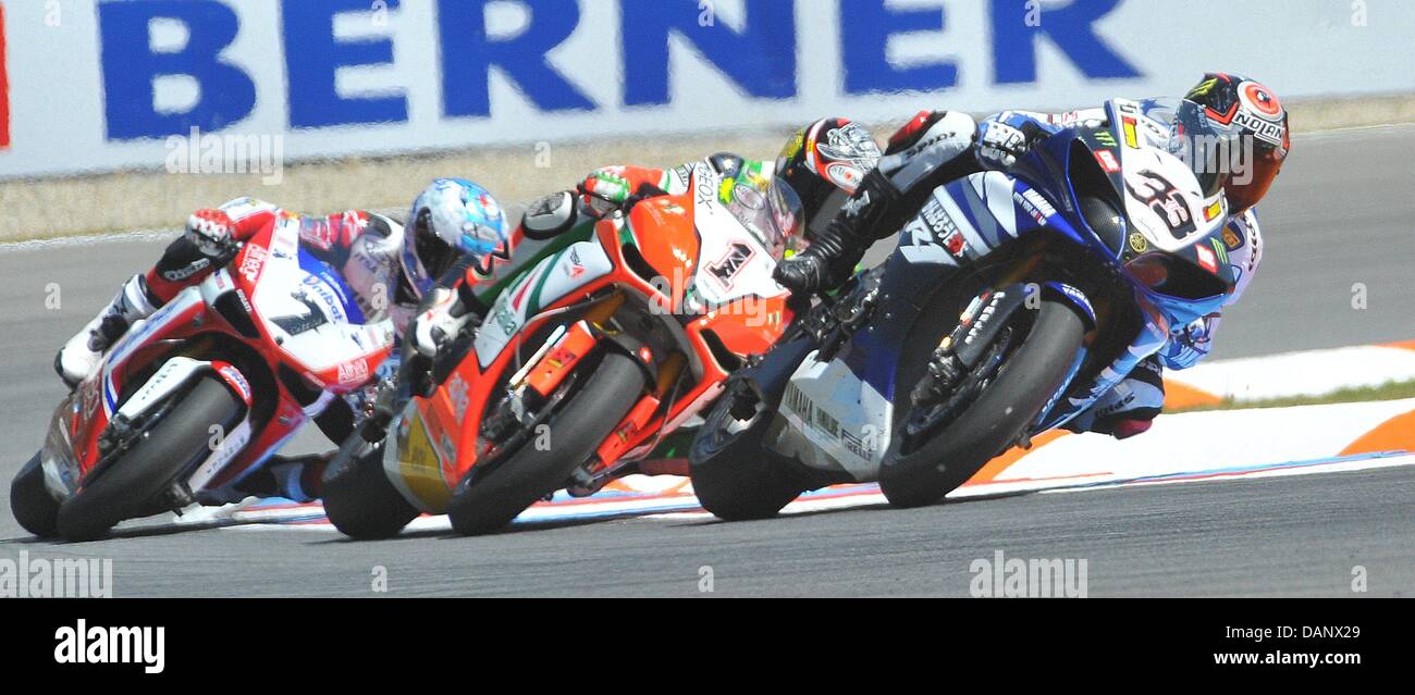 Marco Melandri d'Italia, destra, giostre per vincere 8 gara round del Campionato Mondiale Superbike come il suo connazionale Max Biaggi, centro e Carlos Checa di Spagna, sinistra, seguire Lui a Brno, in Repubblica ceca, Domenica, 10 luglio 2011. Biaggi al secondo posto, Checa terzo posto. (CTK foto/Igor Zehl) Foto Stock