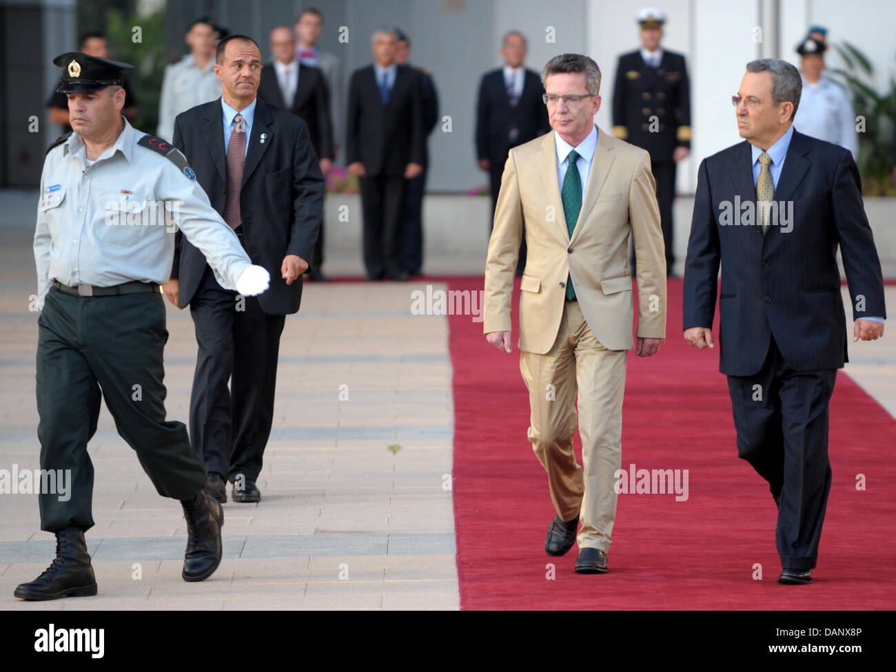 Il Ministro della Difesa tedesco, Thomas de Maiziere (2A a R) è accolta con gli onori militari da parte di Israele del Ministro della Difesa Ehud Barak (R) di Tel Aviv, Israele, 12 luglio 2011. Fino al 14 luglio 2011, de Maiziere si incontrerà a Tel Aviv e Gerusalemme. Foto: Federico Gambarini Foto Stock