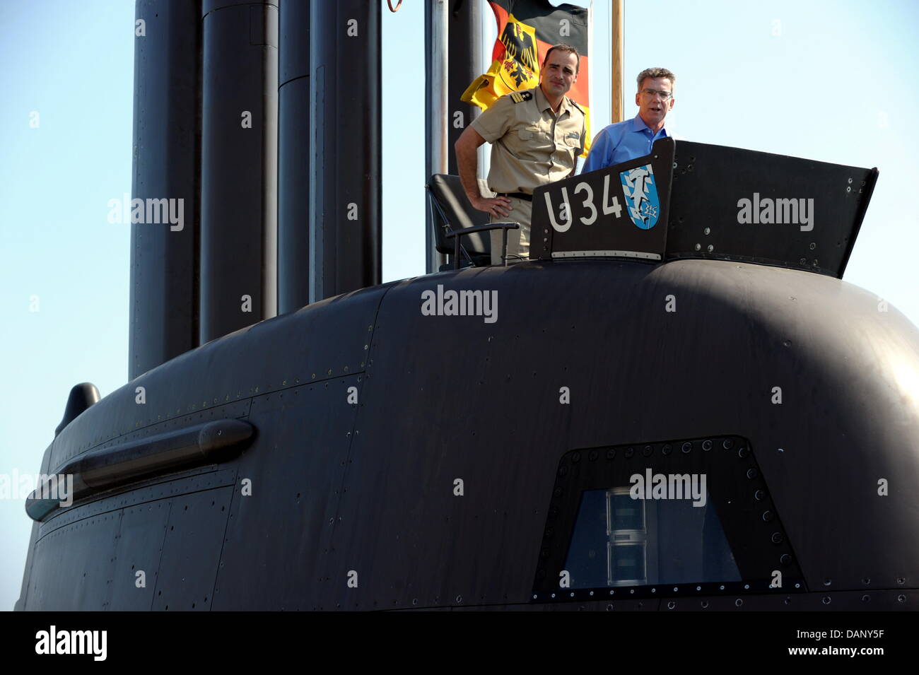 Il Ministro della Difesa tedesco, Thomas de Maizière (R) e comandante Stefan Mayer stand sulla torre di un U-34 sottomarino in Limassol, Cipro, 14 luglio 2011. Dopo aver lasciato Israele, de Maizière visite a Cipro per soddisfare marina militare tedesca unità che fanno parte della "Active Endeavour" anti-terrorismo di missione. Foto: Federico Gambarini Foto Stock