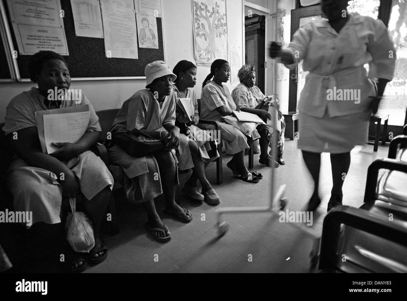 Le donne sono stati conosciuti per attendere in ore di spunti evitando vedendo altro personale medico al fine di vedere Dr Larsen. La strada meno percorsa: Foto Stock