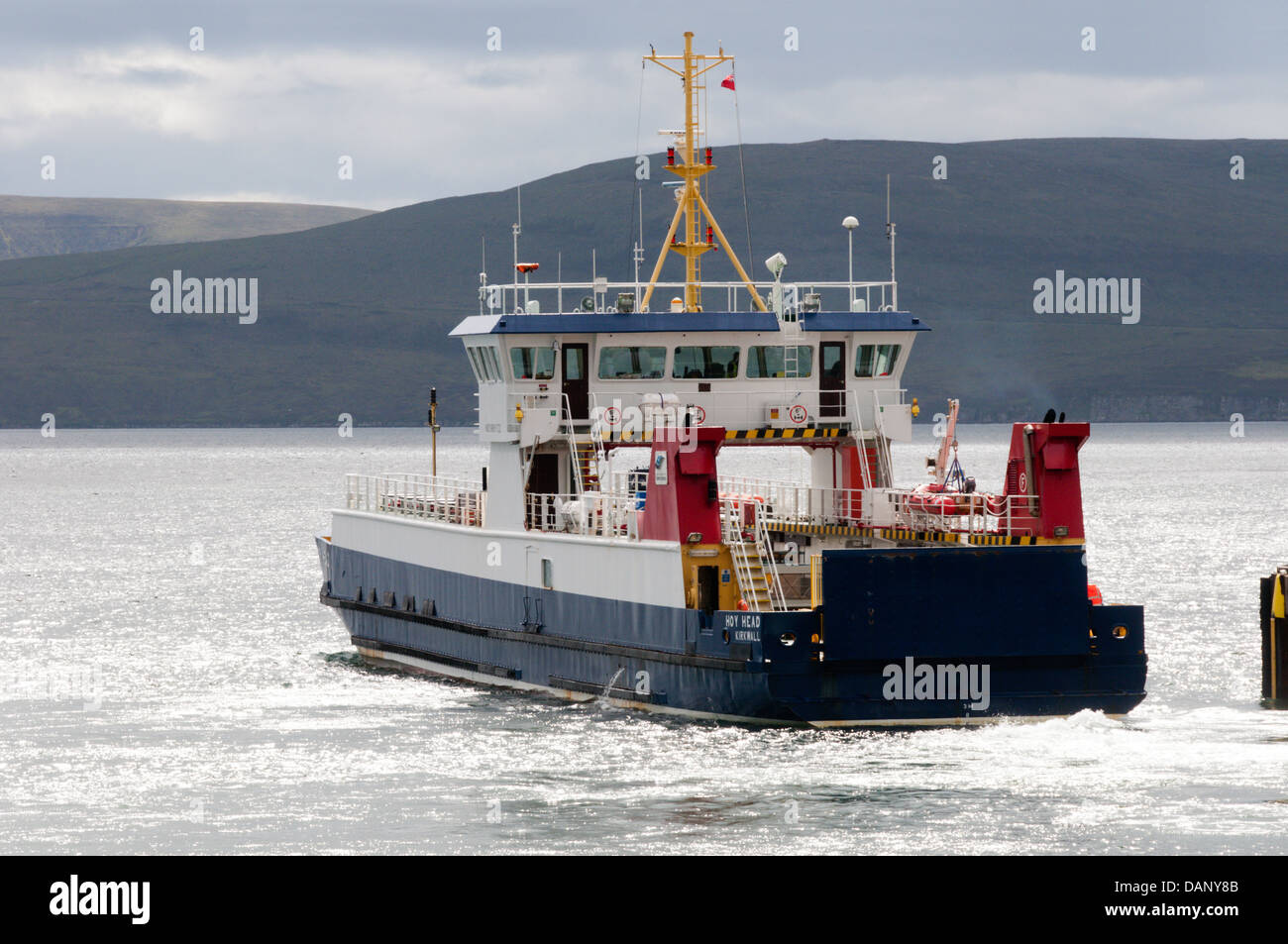 MV Hoy veicolo di testa ferry, azionato da Orkney Ferries, lasciando Houton sulla terraferma per Lyness su Hoy, Orkney. Foto Stock