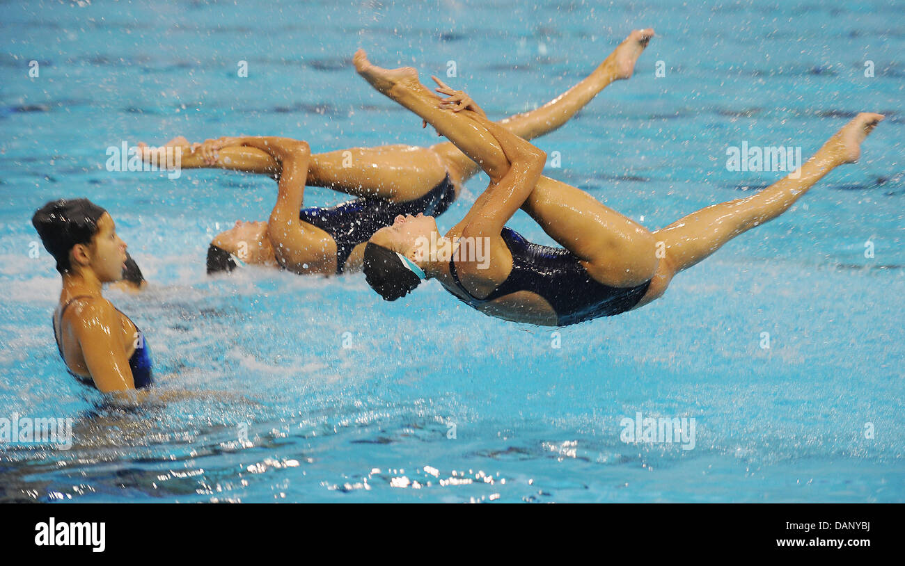 Membri del Kazakistan nuoto sincronizzato team pratica prima di iniziare il 2011 FINA Campionati Mondiali di Nuoto, Shanghai, Cina, 15 luglio 2011. Foto: Annibale dpa Foto Stock