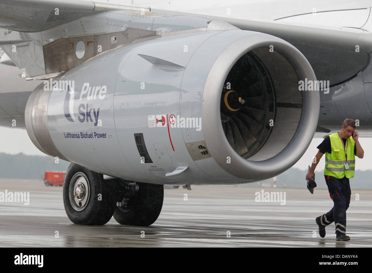 Un membro dell' equipaggio arriva a bordo di una Lufthansa Airbus A321-200 che è alimentato con carburante verde ad Amburgo, Germania, 15 luglio 2011. Lufthansa è la prima compagnia di volo di utilizzare carburante verde in tutto il mondo sui voli di linea. Voli Lufthansa sono alimentati con un 50 per cento mix di biocarburante e cherosene. Foto: Markus Scholz Foto Stock