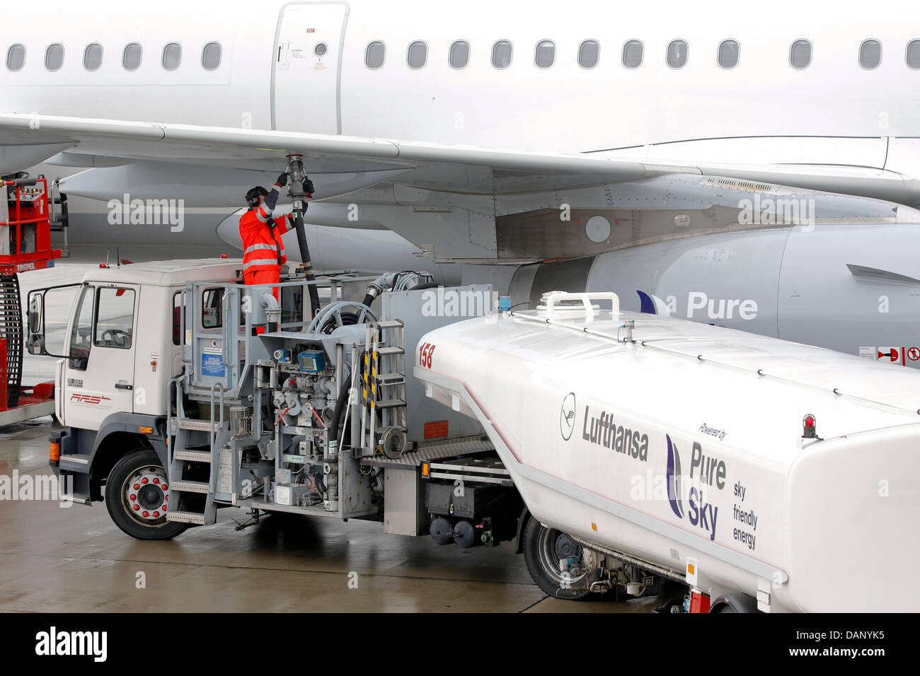 Una stazione di rifornimento di carburanti di attendant fino a Lufthansa Airbus A321-200 con carburante verde ad Amburgo, Germania, 15 luglio 2011. Lufthansa è la prima compagnia di volo di utilizzare carburante verde in tutto il mondo sui voli di linea. Voli Lufthansa sono alimentati con un 50 per cento mix di biocarburante e cherosene. Foto: Markus Scholz Foto Stock
