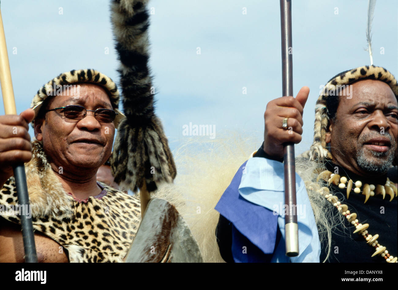 Potenza Zulu: ex vice presidente Jacob Zuma (sinistra) re Goodwill Zwelithini (destra) dance Shaka celebrazioni del Giorno in Stanger Foto Stock