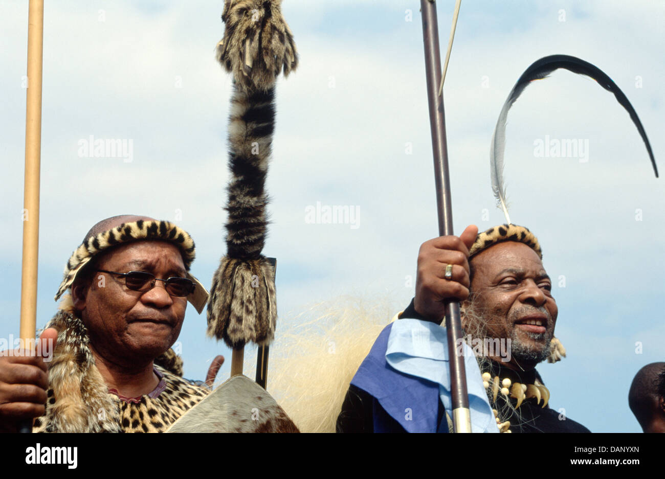 Potenza Zulu: ex vice presidente Jacob Zuma (sinistra) re Goodwill Zwelithini (destra) dance Shaka celebrazioni del Giorno in Stanger Foto Stock