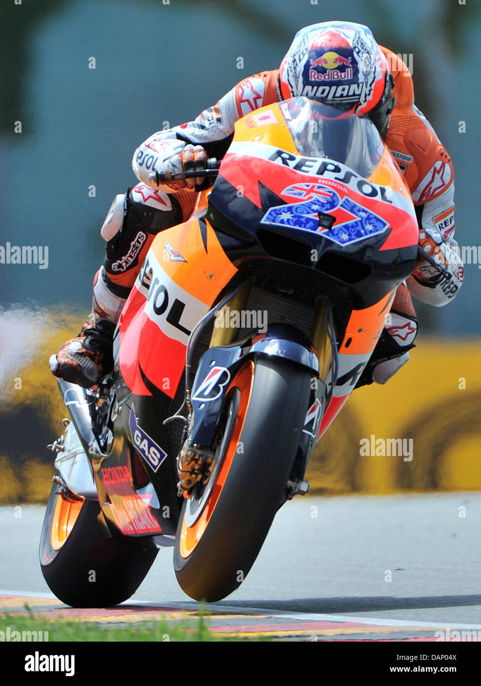 La Australian driver Honda Casey Stoner guida la sua motocicletta in gara di MotoGP le qualifiche per il Gran Premio motociclistico di Germania sul circuito del Sachsenring in Hohenstein-ernstthal, Germania, 16 luglio 2011. Foto: Hendrik Schmidt Foto Stock