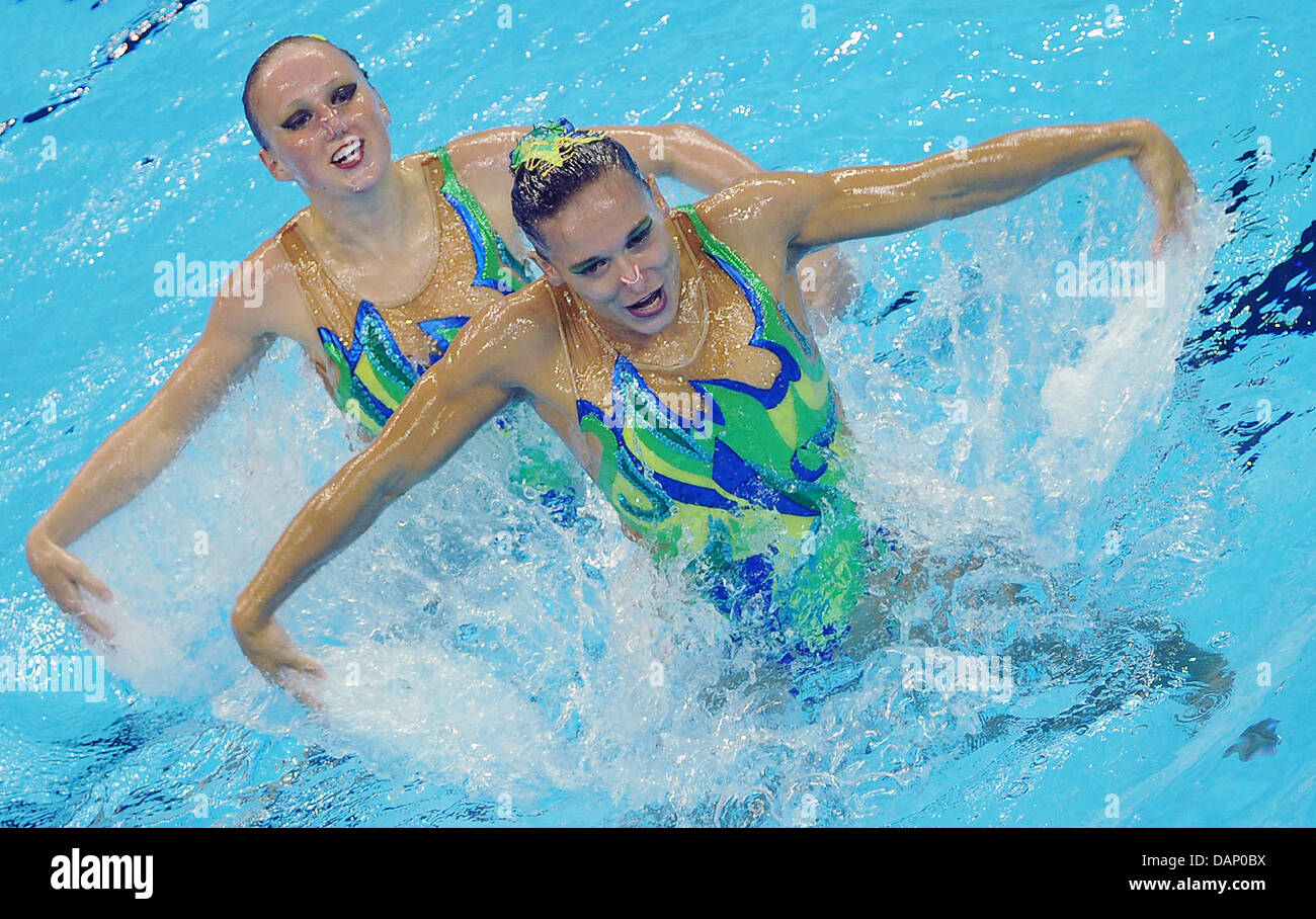 La Germania nuotatori sincronizzati Edith Zeppenfeld e Wiebke Jeske {L} eseguire in tecniche di Duetti nuoto sincronizzato eliminatorie al 2011 Campionati del Mondo di nuoto FINA a Shanghai in Cina, il 17 luglio 2011. Foto: Annibale dpa +++(c) dpa - Bildfunk+++ Foto Stock