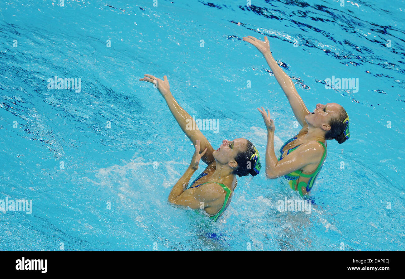 La Germania nuotatori sincronizzati Edith Zeppenfeld e Wiebke Jeske {R} eseguire in tecniche di Duetti nuoto sincronizzato eliminatorie al 2011 Campionati del Mondo di nuoto FINA a Shanghai in Cina, il 17 luglio 2011. Foto: Annibale dpa +++(c) dpa - Bildfunk+++ Foto Stock