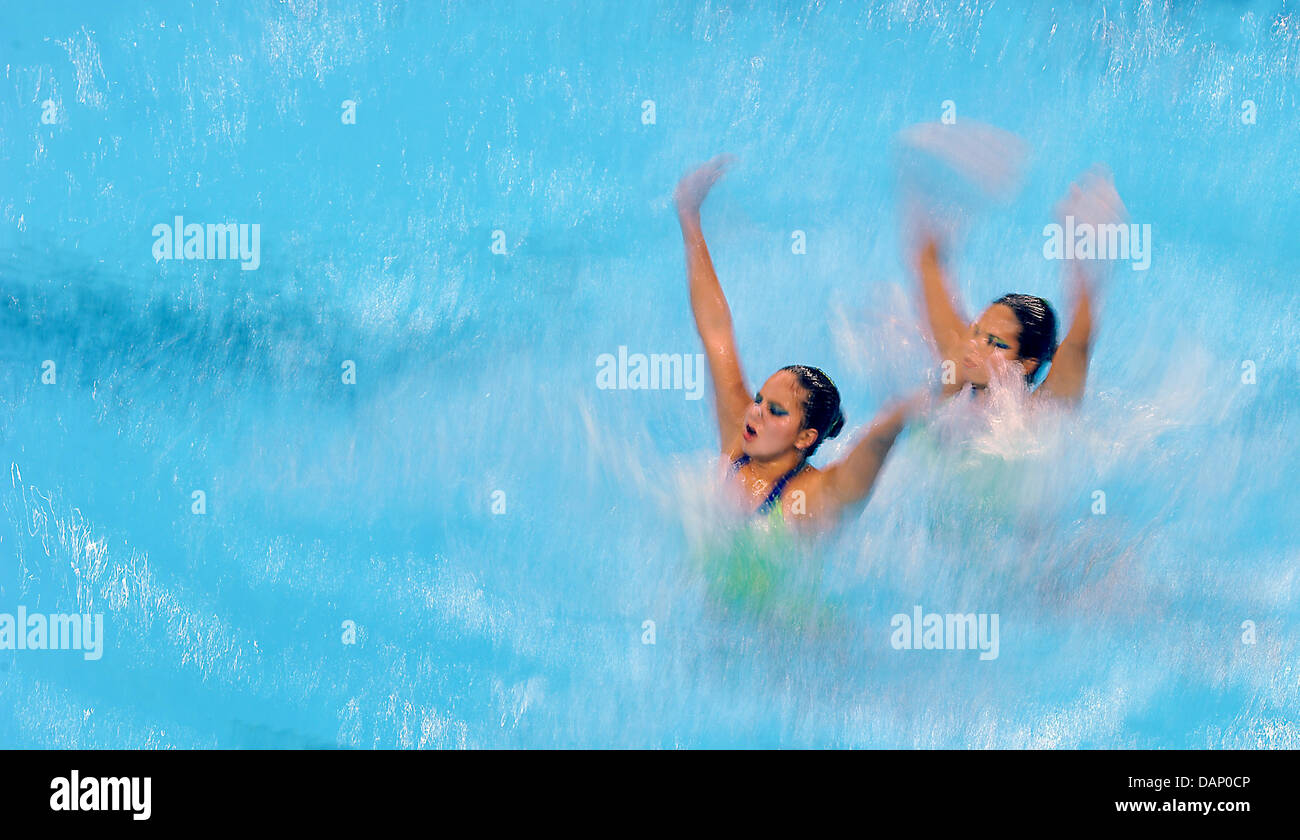 La Egyt nuotatori sincronizzati Dalia Mohamed Elgebaly e Reem urlate Abdalazem eseguire in tecniche di Duetti nuoto sincronizzato eliminatorie al 2011 Campionati del Mondo di nuoto FINA a Shanghai in Cina, il 17 luglio 2011. Foto: Annibale dpa +++(c) dpa - Bildfunk+++ Foto Stock