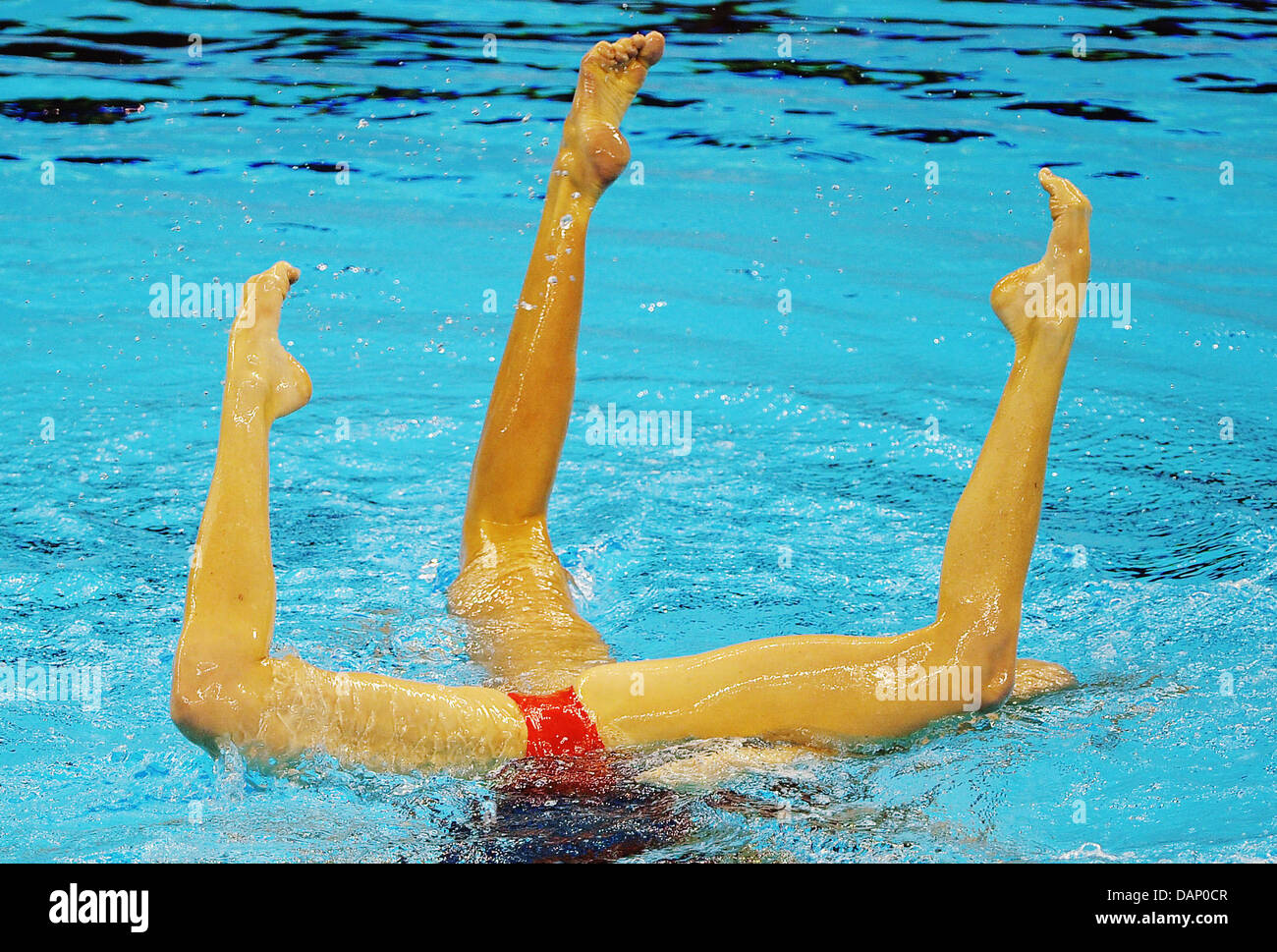 Per l'Ucraina nuotatori sincronizzati Daria Iushko e Kseniya Sydorenko eseguire in tecniche di Duetti nuoto sincronizzato eliminatorie al 2011 Campionati del Mondo di nuoto FINA a Shanghai in Cina, il 17 luglio 2011. Foto: Annibale dpa +++(c) dpa - Bildfunk+++ Foto Stock