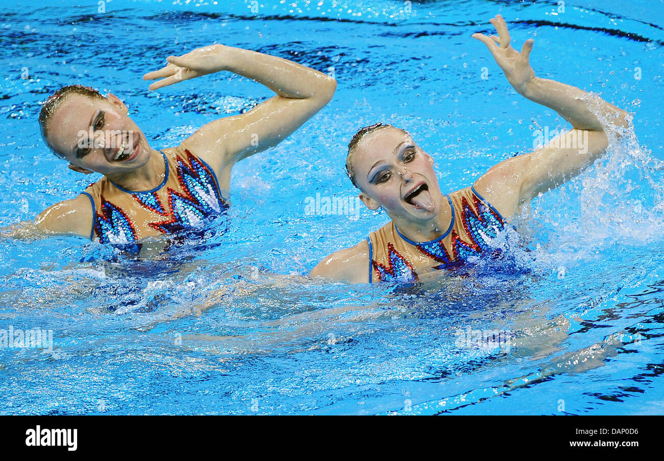 Uzbekistan nuotatori sincronizzati Anastasiya Ruzmetova e Anastasiya Zdraykovskaya eseguire in tecniche di Duetti nuoto sincronizzato eliminatorie al 2011 Campionati del Mondo di nuoto FINA a Shanghai in Cina, il 17 luglio 2011. Foto: Annibale dpa +++(c) dpa - Bildfunk+++ Foto Stock