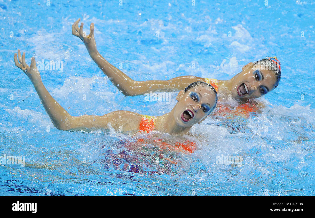La Grecia nuotatori sincronizzati Evangelina Platanioti e Despoina Solomou eseguire in tecniche di Duetti nuoto sincronizzato eliminatorie al 2011 Campionati del Mondo di nuoto FINA a Shanghai in Cina, il 17 luglio 2011. Foto: Annibale dpa +++(c) dpa - Bildfunk+++ Foto Stock