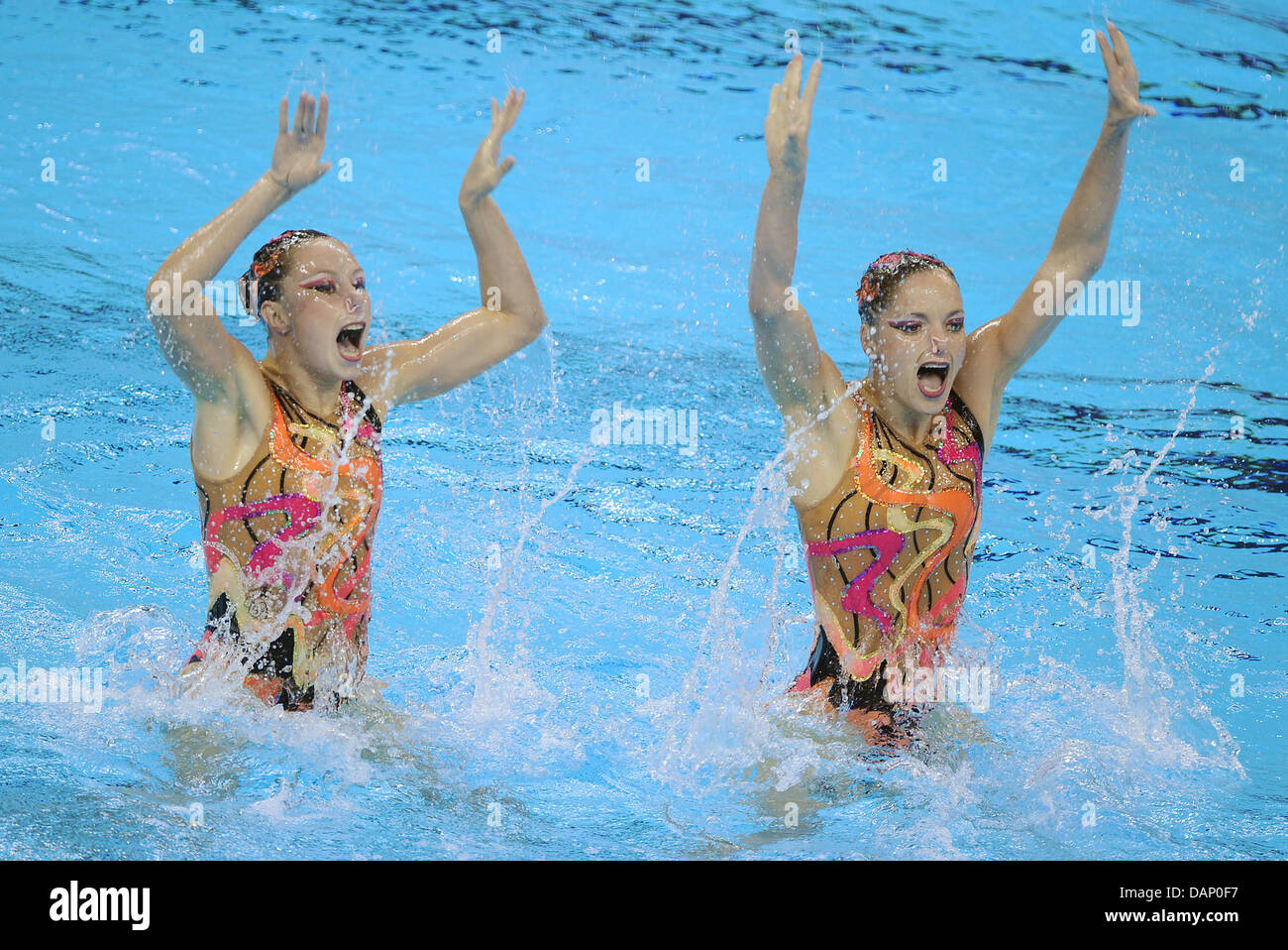 In Francia la nuotatori sincronizzati Sara Labrousse e Maite Mejean eseguire in tecniche di Duetti nuoto sincronizzato eliminatorie al 2011 Campionati del Mondo di nuoto FINA a Shanghai in Cina, il 17 luglio 2011. Foto: Annibale dpa +++(c) dpa - Bildfunk+++ Foto Stock