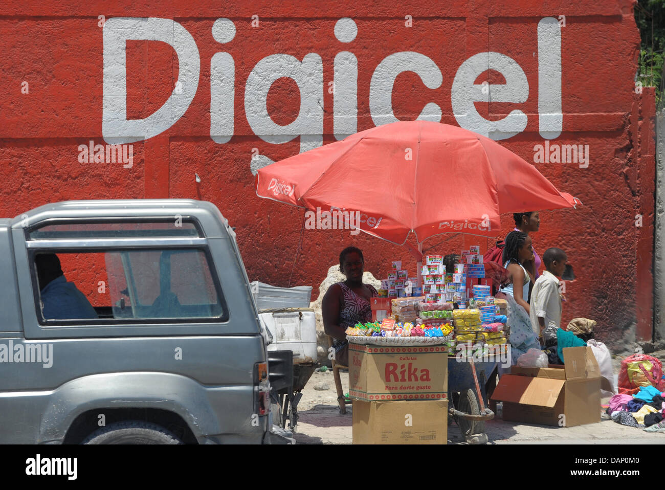 I venditori ambulanti di attendere per i clienti su una strada a Port-au-Prince, Haiti, 17 luglio 2011. Il Ministro degli esteri tedesco Guido Westerwelle è su una visita di un giorno a Haiti. Tra le altre questioni, un terremoto early warning system sarà consegnato. Foto: Soeren Stache Foto Stock