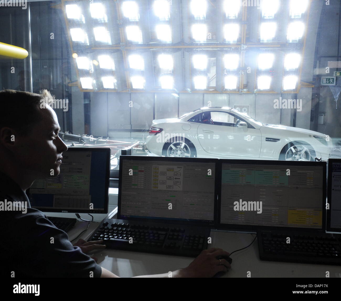 Il componente dello staff della Casa di Stoccarda, Andreas Doerle, simula il clima del deserto in una camera di riscaldamento durante l'inaugurazione di due nuovo clima gallerie del vento presso la fabbrica di Mercedes-Benz in Sindelfingen, Germania, 18 luglio 2011. All'interno del clima gallerie del vento diversi eventi meteorologici estremi può essere simulato. Foto: BERND WEISSBROD Foto Stock