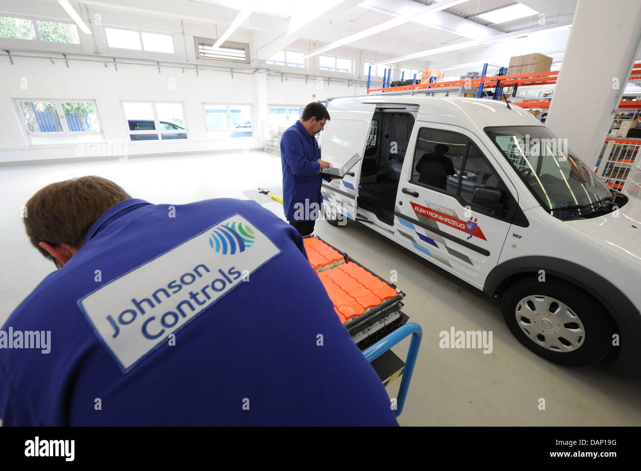 I tecnici lavorano su un silicio-accumulatore di ioni per veicoli presso il Johnson Controls Power Solutions Company di Hannover, Germania, 11 luglio 2011. McAllister ha inaugurato una nuova doppia linea di produzione per la produzione del cosiddetto AGM-batterie (assorbente feltro di vetro) di Johnson Controls Power Solutions, che sono particolarmente utilizzati nei veicoli con Start-Stop-sistema. Foto: Peter Steffen Foto Stock