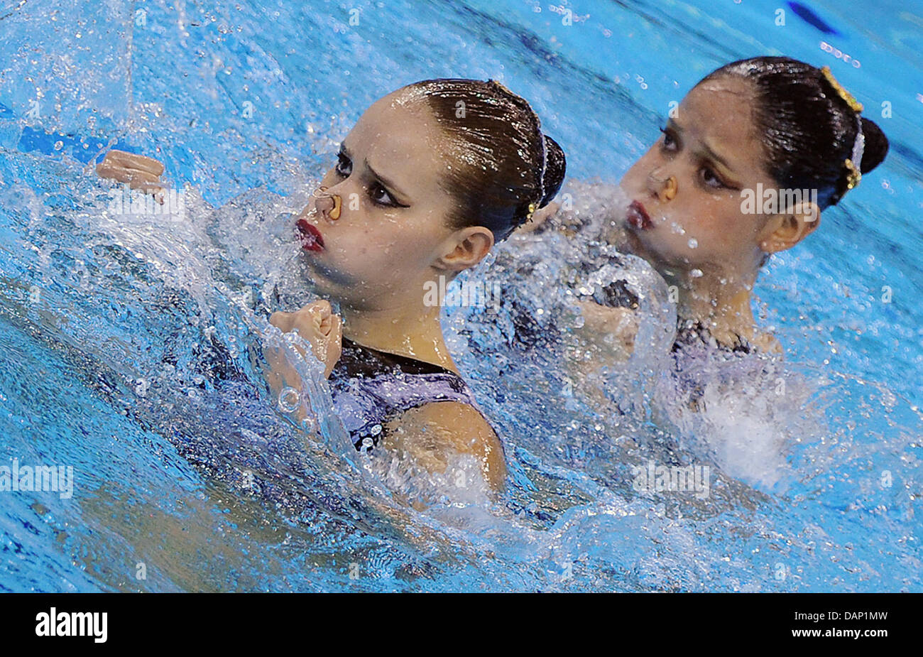 Il Messico di nuotatori sincronizzati Evelyn Guajardo e Isabel Delgado eseguire in duetti libero nuoto sincronizzato eliminatorie al 2011 Campionati del Mondo di nuoto FINA a Shanghai in Cina dal 19 luglio 2011. Foto: Annibale dpa +++(c) dpa - Bildfunk+++ Foto Stock