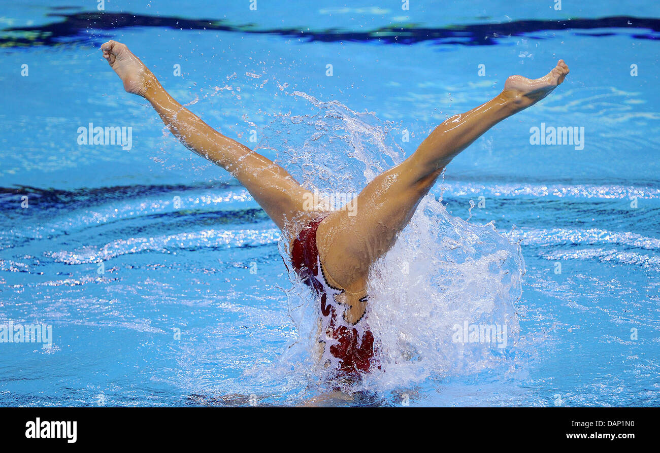 Svizzera di nuotatori sincronizzati Paela Fischer e Anja Nyffeler eseguire in duetti libero nuoto sincronizzato eliminatorie al 2011 Campionati del Mondo di nuoto FINA a Shanghai in Cina dal 19 luglio 2011. Foto: Annibale dpa +++(c) dpa - Bildfunk+++ Foto Stock