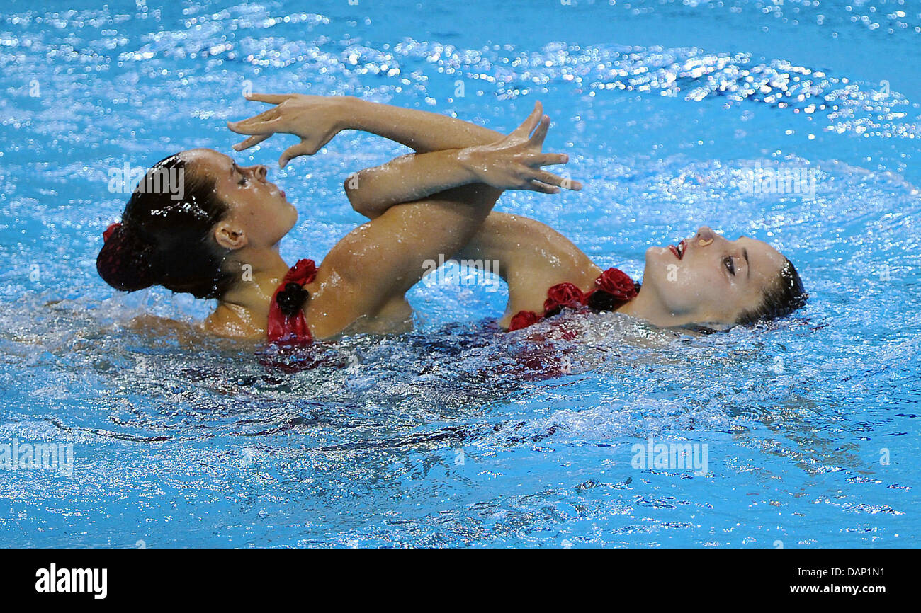 Di Spains nuotatori sincronizzati Ona Carbonell e Andrea Fuentes eseguire in duetti libero nuoto sincronizzato eliminatorie al 2011 Campionati del Mondo di nuoto FINA a Shanghai in Cina dal 19 luglio 2011. Foto: Annibale dpa Foto Stock