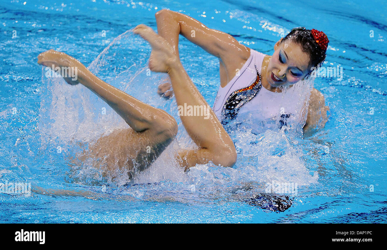 Della Cina di nuotatori sincronizzati Tingting Jiang e Wenwen Jiang eseguire in duetti libero nuoto sincronizzato eliminatorie al 2011 Campionati del Mondo di nuoto FINA a Shanghai in Cina dal 19 luglio 2011. Foto: Annibale dpa Foto Stock