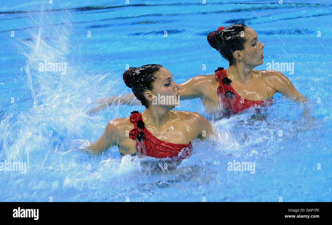 Di Spains nuotatori sincronizzati Ona Carbonell e Andrea Fuentes eseguire in duetti libero nuoto sincronizzato eliminatorie al 2011 Campionati del Mondo di nuoto FINA a Shanghai in Cina dal 19 luglio 2011. Foto: Annibale dpa Foto Stock