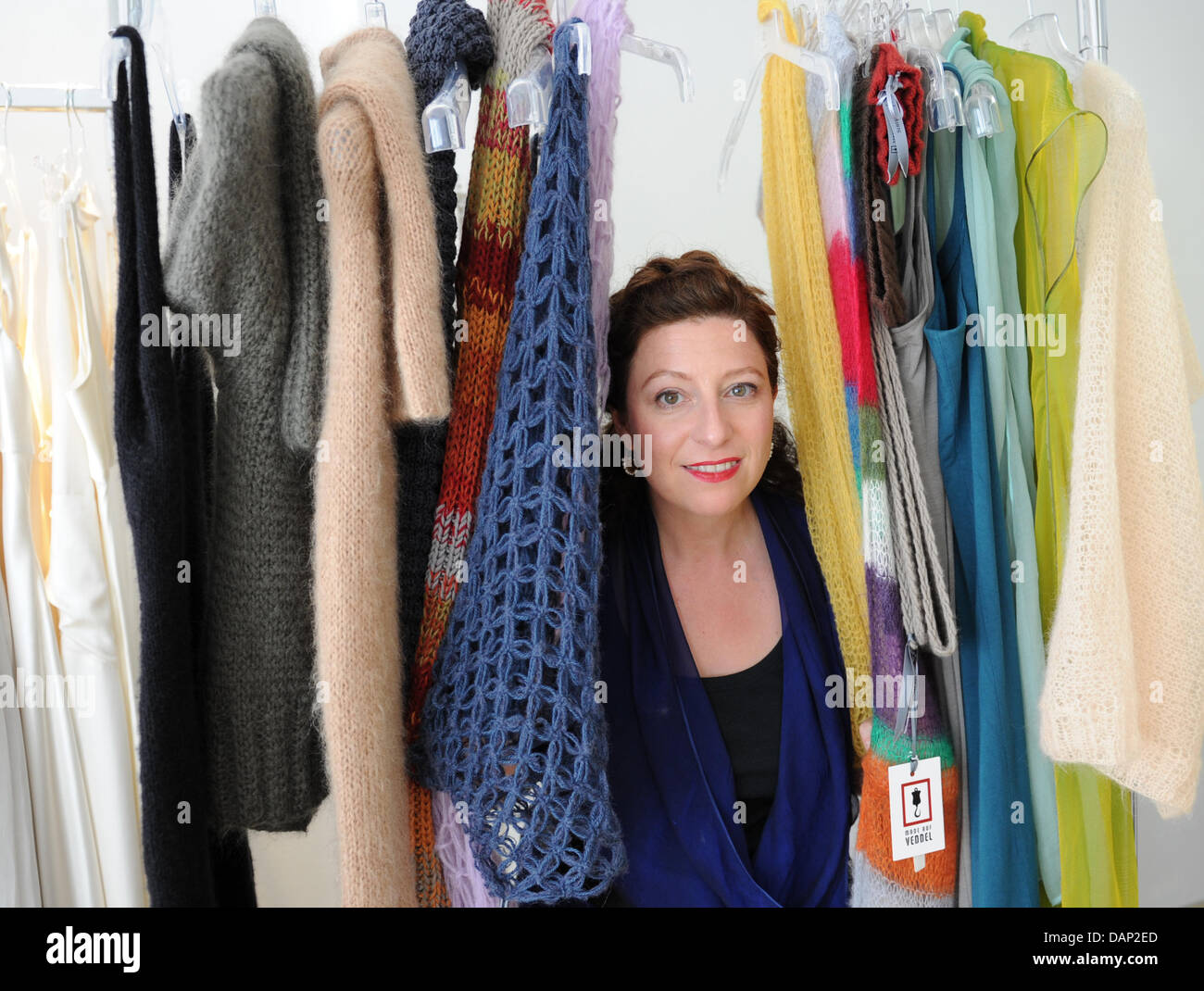 Amburgo designer della Sibilla Pavenstedt pone dentro il suo atelier di Amburgo, Germania, 20 luglio 2011. Una parte dei designer collection è prodotta nel sociale hotspot nella zona sud di Amburgo. 'Made auf Veddel' ('Made su Veddel") il progetto del 45-anno-vecchio è chiamato, che è un opportunità per gli immigrati di adattare la moda di lusso e inoltre migliorare il loro tedesco. Foto: Foto Stock