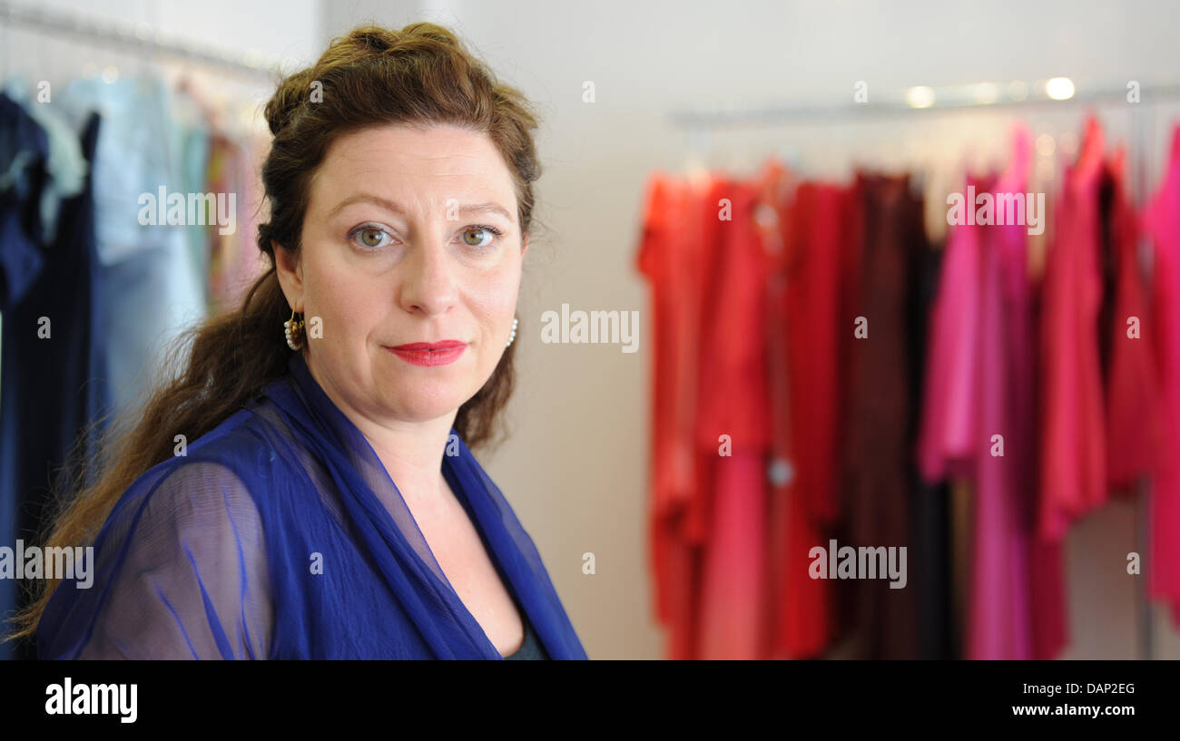 Amburgo designer della Sibilla Pavenstedt pone dentro il suo atelier di Amburgo, Germania, 20 luglio 2011. Una parte dei designer collection è prodotta nel sociale hotspot nella zona sud di Amburgo. 'Made auf Veddel' ('Made su Veddel") il progetto del 45-anno-vecchio è chiamato, che è un opportunità per gli immigrati di adattare la moda di lusso e inoltre migliorare il loro tedesco. Foto: Foto Stock