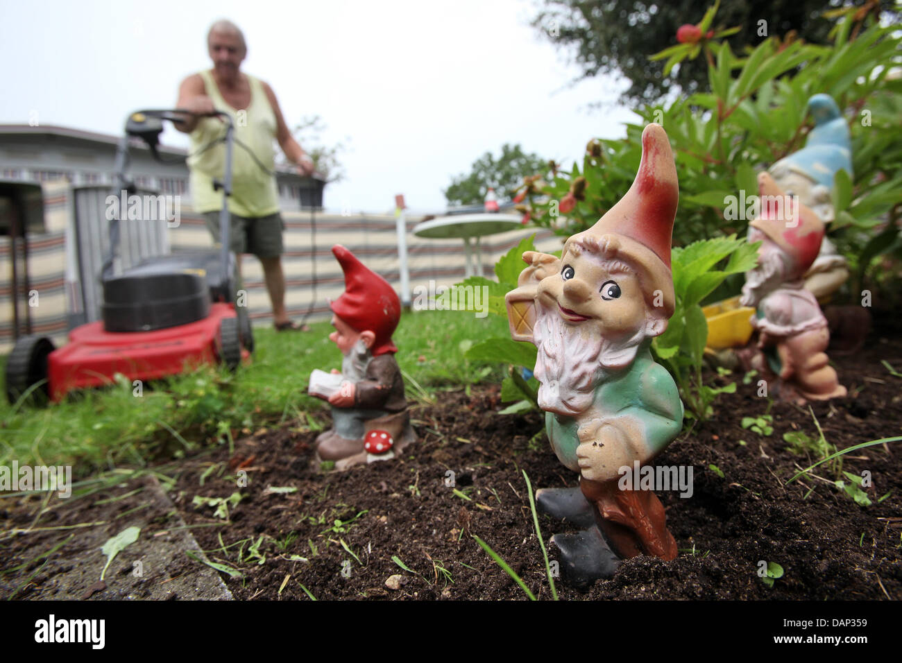 Gnomi da giardino sono situate in un giardino di fronte la carovana di camper permanente Dieter Frey presso il campeggio "Foerdeblick' (vista del fiordo) in Laboe presso il Mar Baltico, Germania, 21 luglio 2011. L'estate 2011 è ancora piuttosto sgradevole. I proprietari di siti di campeggio nel nord della Germania soffrono di una mancanza di turisti, a causa della corrente di cattive condizioni atmosferiche. Foto: Bodo segna Foto Stock