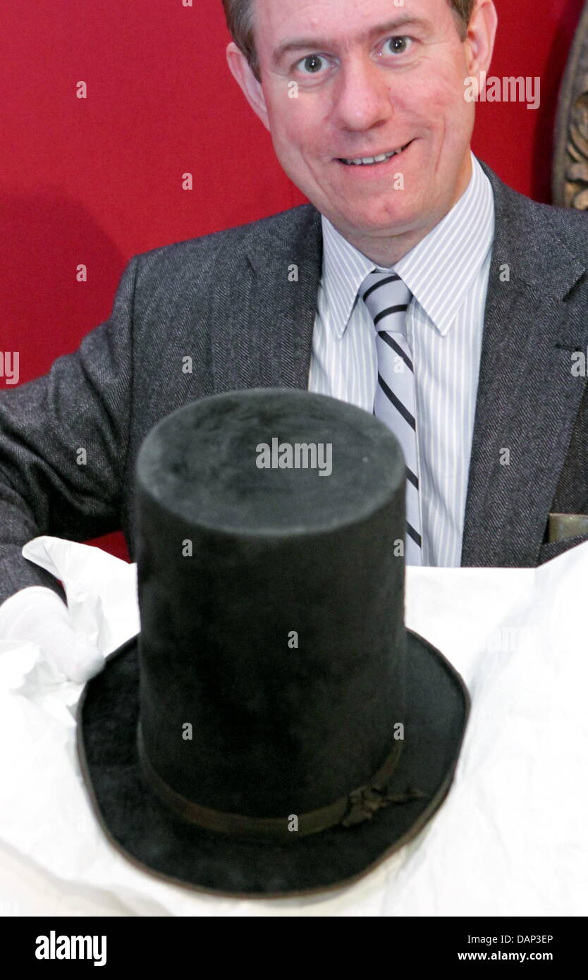 Direttore della Rosgartenmuseum, Tobias Engelsing, presenta il cappello  originale di Kaspar Hauser al Exhibition intitolata 'chapeau! Berühmte  Kopfbedeckungen' ('chapeau! Famosi cappelli') a Rosgartenmuseum a Konstanz,  Germania, 22 luglio 2011. La 