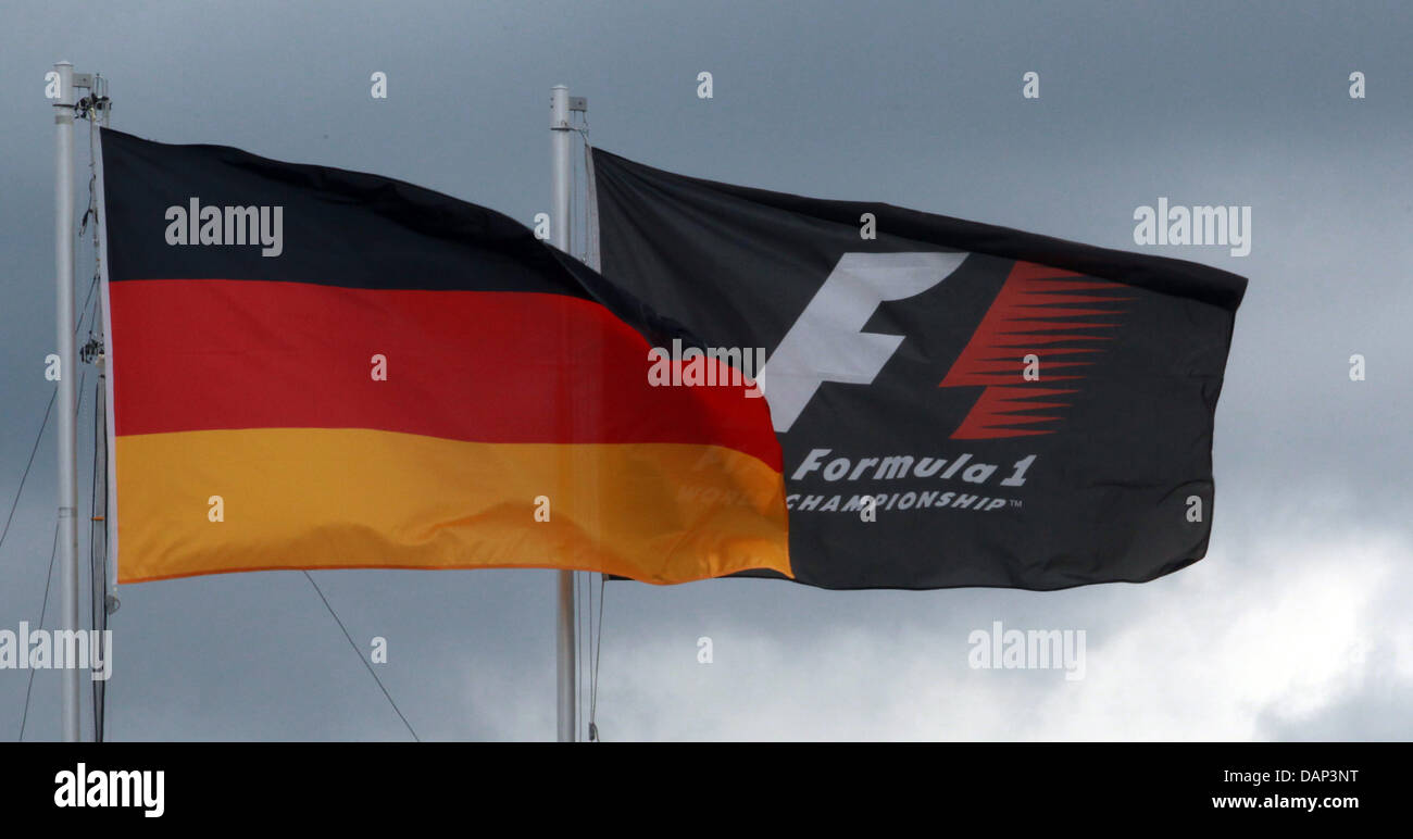 Un tedesco e una Formula Uno bandiera visto prima della terza sessione di prove libere a gara di F1 via del Nuerburgring, Nuerburg, Germania, 23 luglio 2011. Il Gran Premio di Formula Uno di Germania avrà luogo il 24 luglio. Foto: Roland Weihrauch dpa/lrs Foto Stock