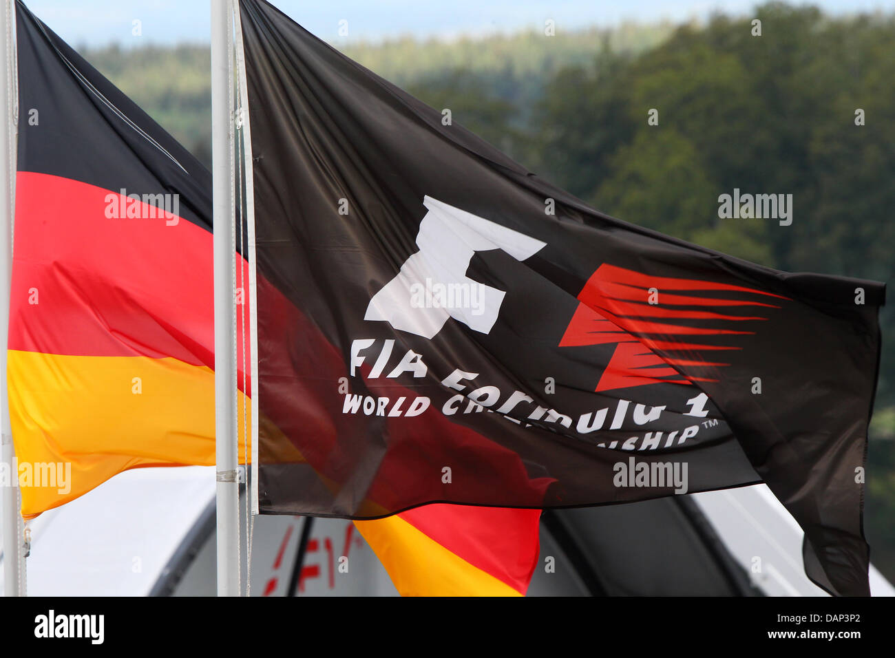 Un tedesco e una Formula Uno bandiera visto prima della terza sessione di prove libere a gara di F1 via del Nuerburgring, Nuerburg, Germania, 23 luglio 2011. Il Gran Premio di Formula Uno di Germania avrà luogo il 24 luglio. Foto: Jens Büttner dpa/lrs +++(c) dpa - Bildfunk+++ Foto Stock
