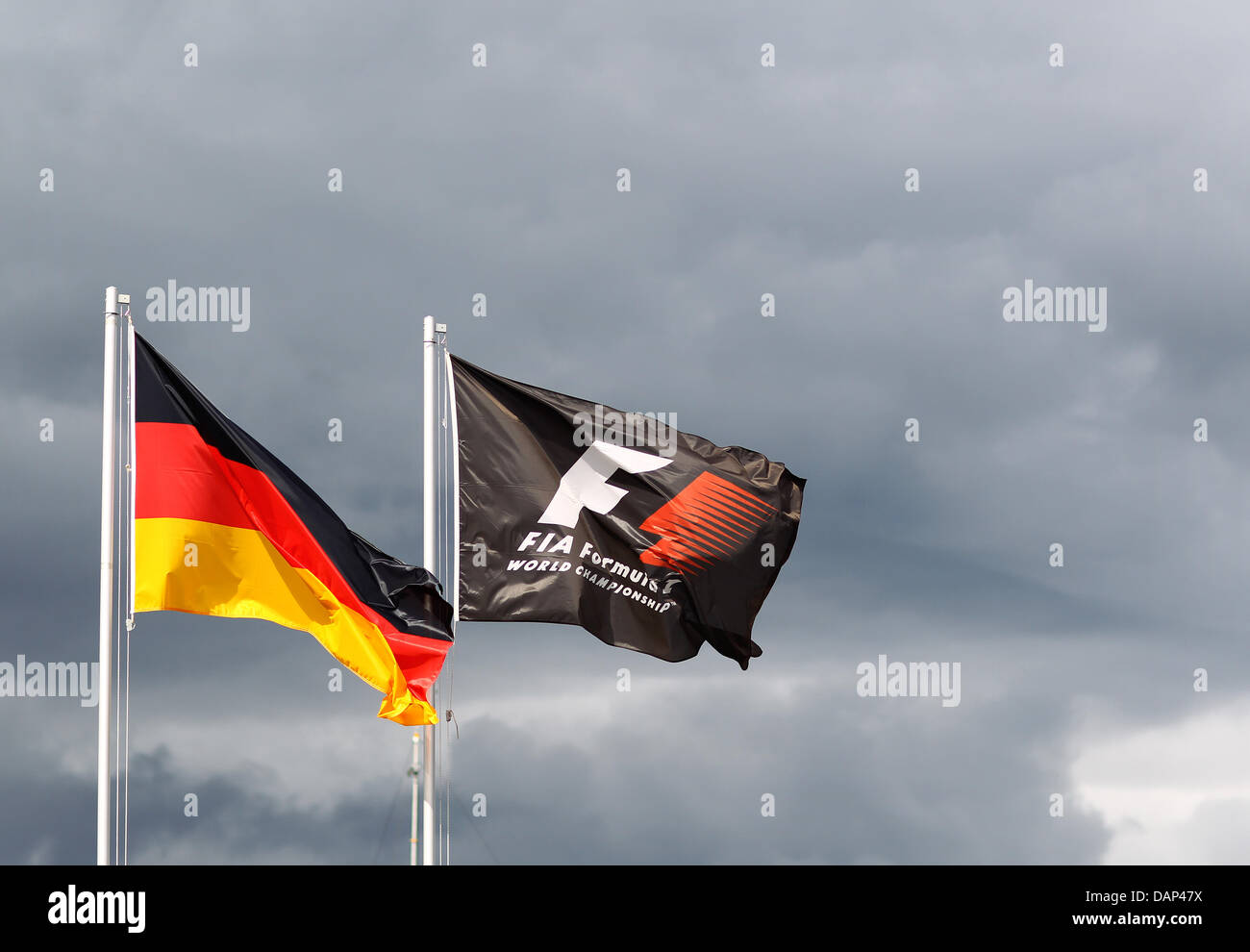 Un tedesco e una Formula Uno bandiera visto dopo la sessione di qualifica in gara di F1 via del Nuerburgring, Nuerburg, Germania, 23 luglio 2011. Il Gran Premio di Formula Uno di Germania avrà luogo il 24 luglio. Foto: Jens Büttner dpa/lrs +++(c) dpa - Bildfunk+++ Foto Stock