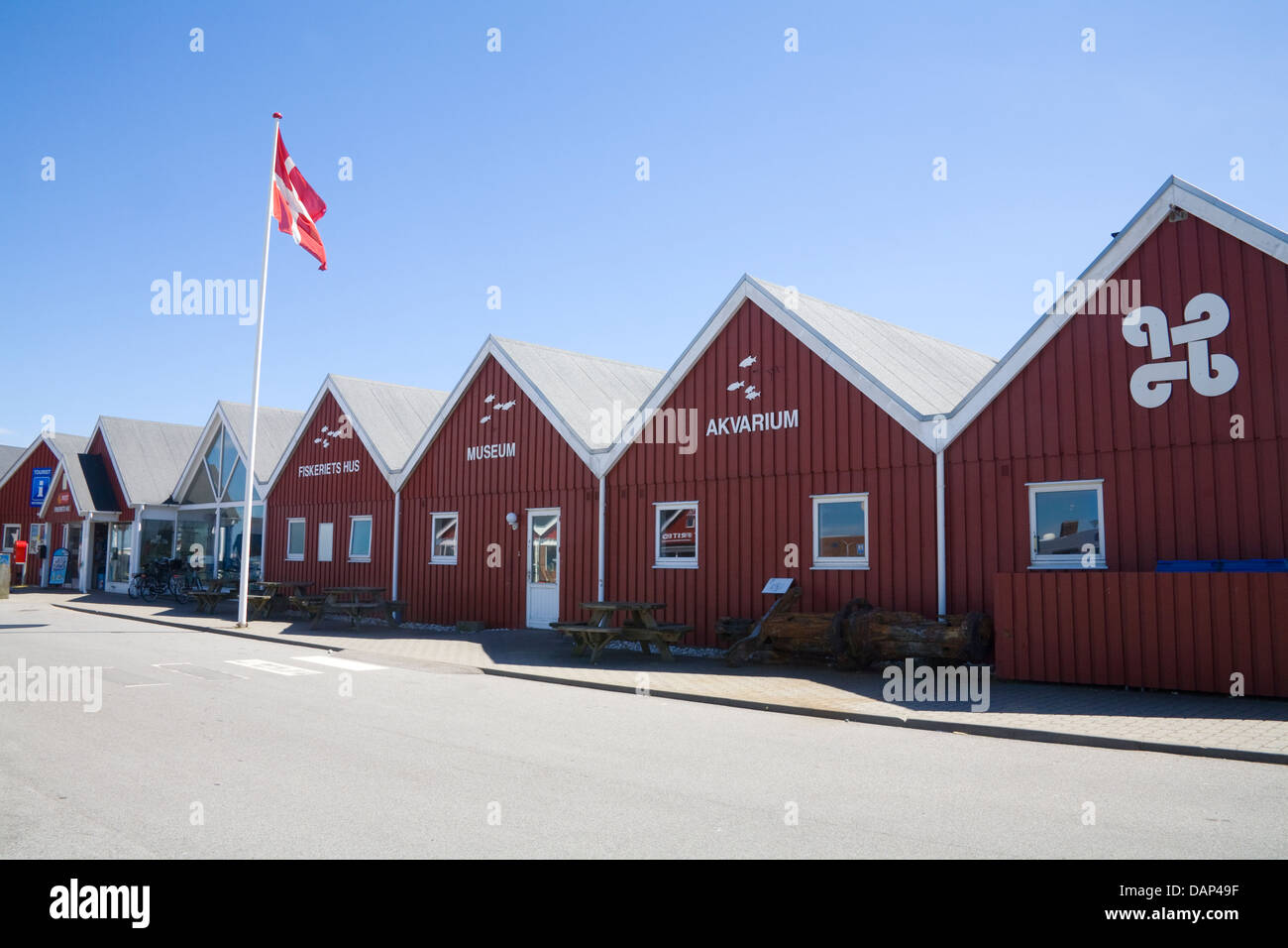 Hvide Sande West Jutland in Danimarca UE Fiskeriets Hus Museo Aquarium e alloggiati in rosso gli edifici in legno Foto Stock