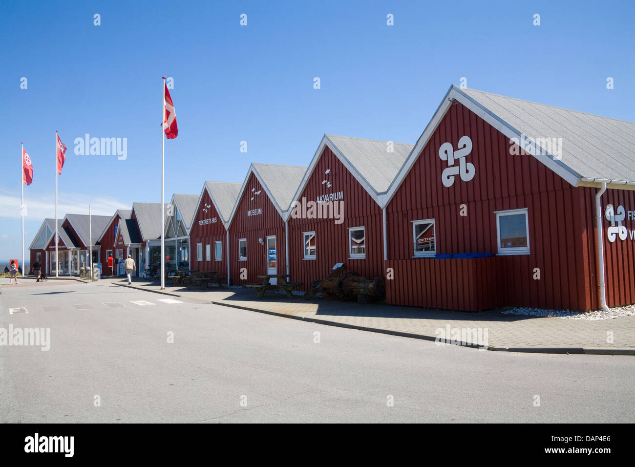 Hvide Sande West Jutland in Danimarca UE Fiskeriets Hus Museo Aquarium e alloggiati in rosso gli edifici in legno Foto Stock