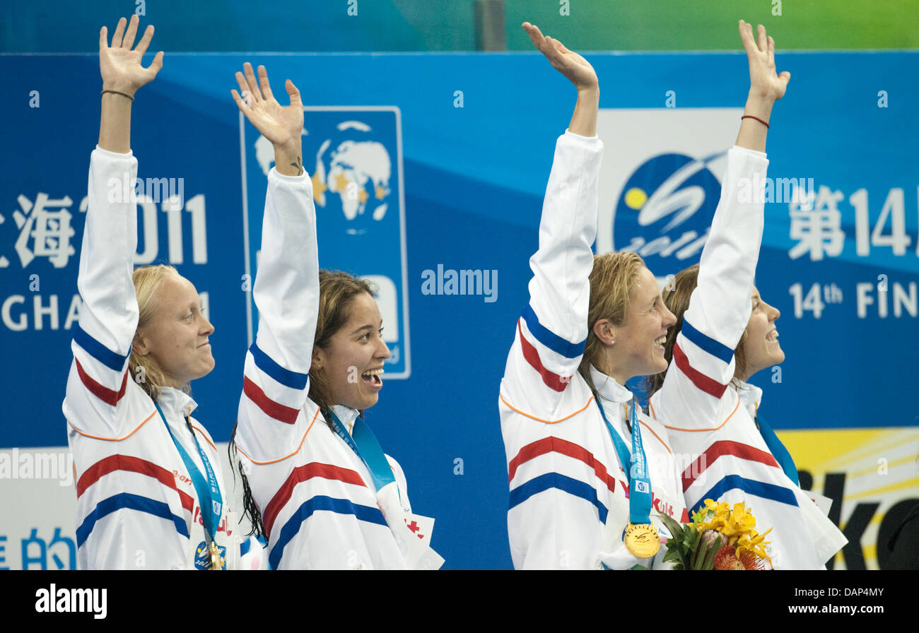 La medaglia d'oro olandese vincente 4x100m donne squadra di nuoto alla premiazione al 2011 FINA Campionati Mondiali di Nuoto, Shanghai, Cina, 24 luglio 2011. Foto: Bernd Thissen dpa Foto Stock
