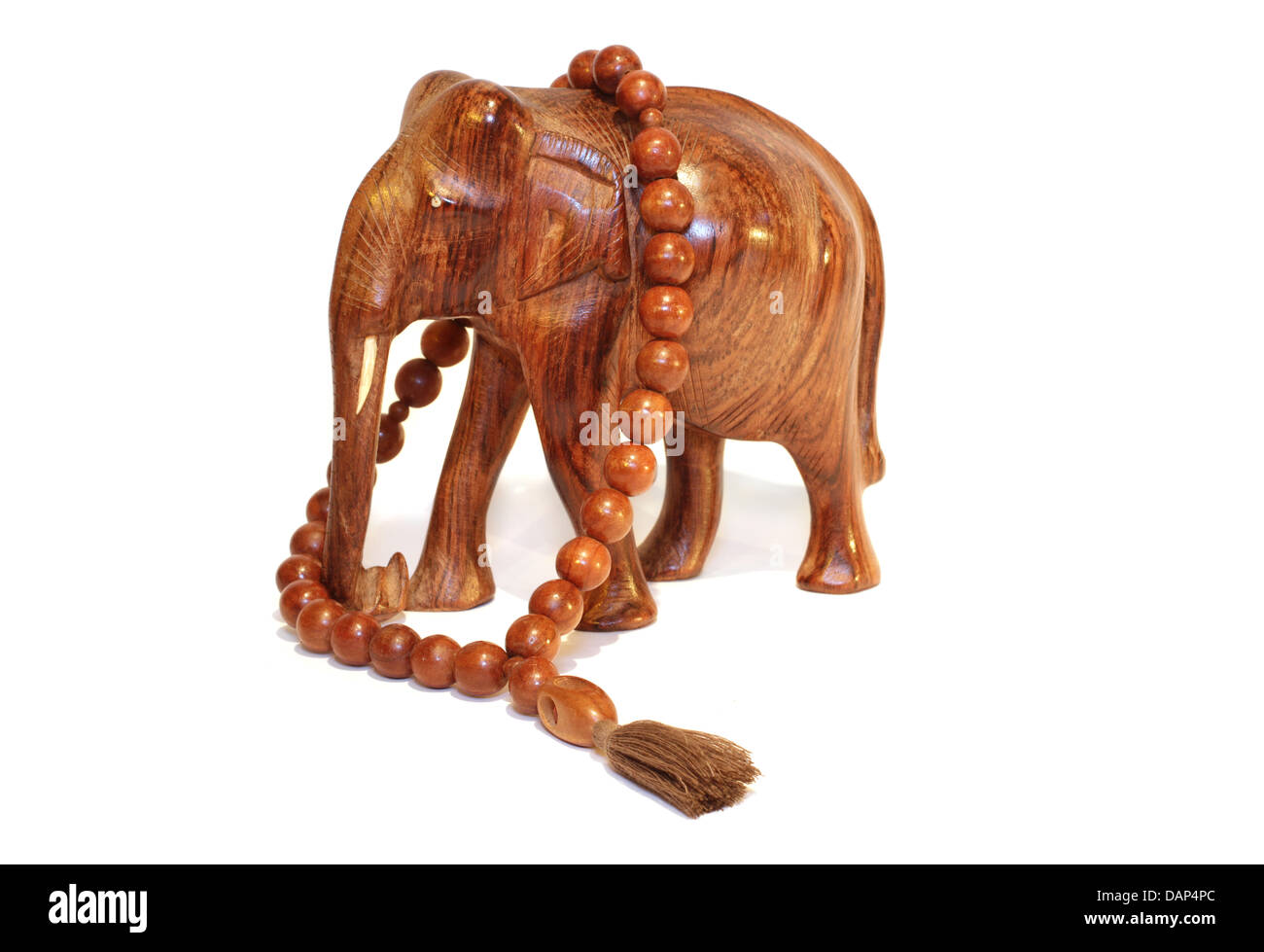 Un elefante in legno e legno isolata beeds Foto Stock