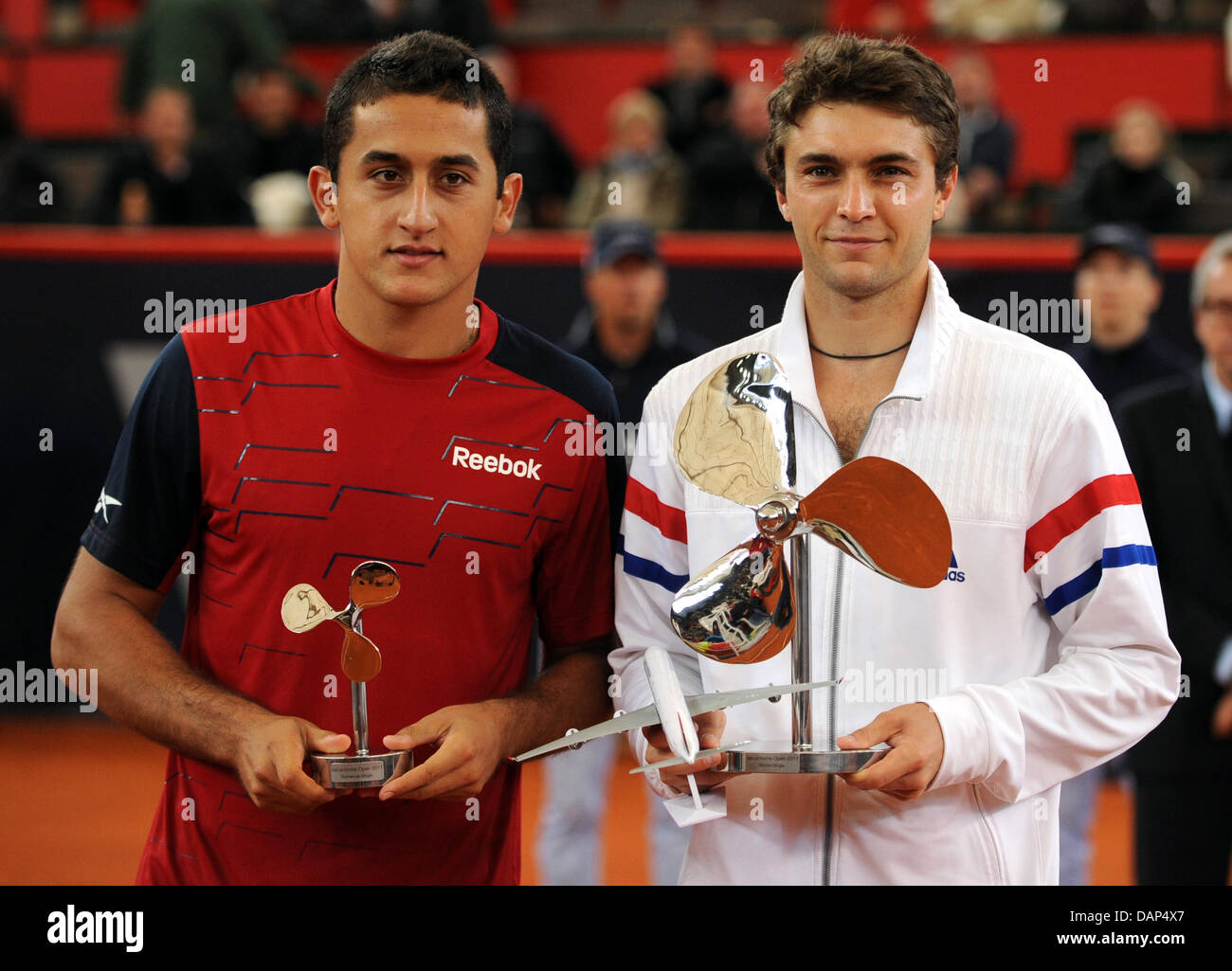 Di Francia di tennis professionale e vincitore del torneo Gilles Simon (R) e spagnolo professionale di tennis Nicolas ALMAGRO tenere i loro trofei nelle loro mani dopo l'ATP partita finale a Rothenbaum di Amburgo, Germania, 24 luglio 2011. Gilles Simon ha vinto il torneo. Foto: ANGELIKA WARMUTH Foto Stock