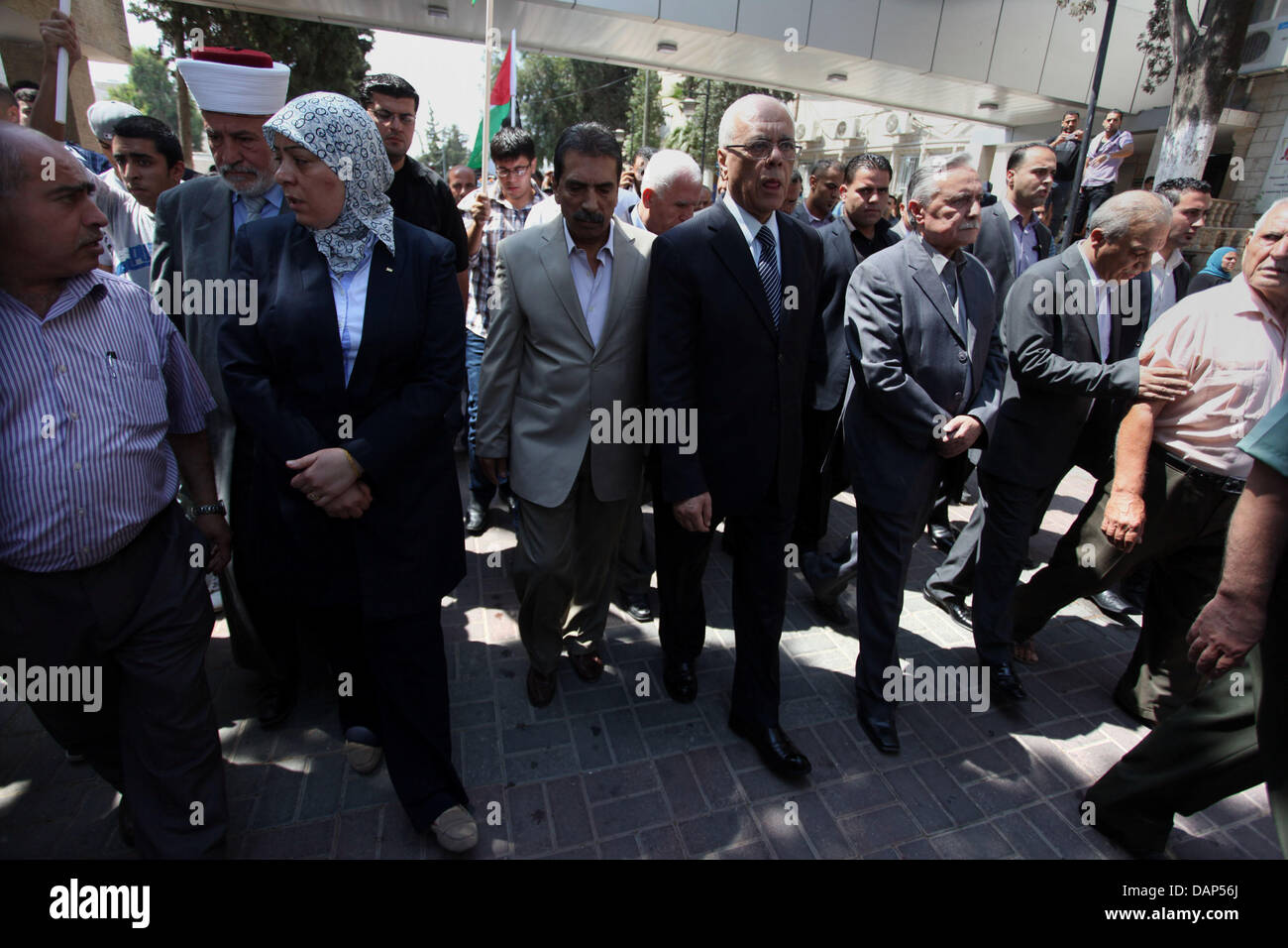 Ramallah, West Bank, Territorio palestinese. 17 Luglio, 2013. Palestinesi piangono il corpo di Ahmed Jabara, 77, durante il suo funerale in Cisgiordania città di Ramallah, OM, 17 luglio 2013. Jabara è stato condannato a vita e trenta anni di prigione per la sua parte in un attentato che è costato la vita a 14 persone. Egli è stato rilasciato nel 2003 dopo aver servito per 27 anni come parte di un gesto israeliano all'Autorità palestinese. Dopo il suo rilascio è stato nominato Yasser Arafat è consulente su prigionieri' affari Credito: Issam Rimawi APA/images/ZUMAPRESS.com/Alamy Live News Foto Stock