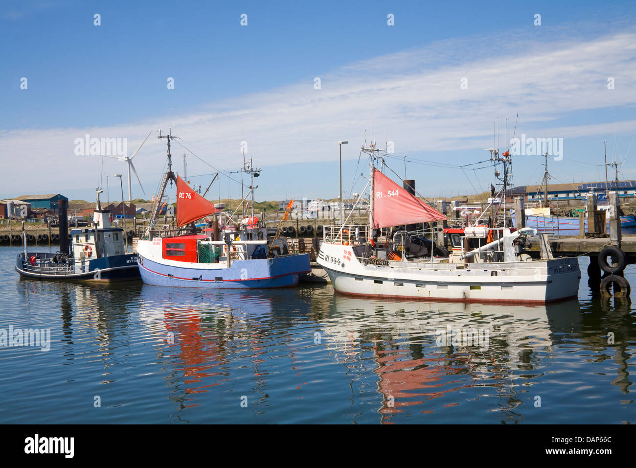 Hvide Sande West Jutland in Danimarca UE colorate barche da pesca con vele rosso ormeggiata nel porto di pesca comune Foto Stock