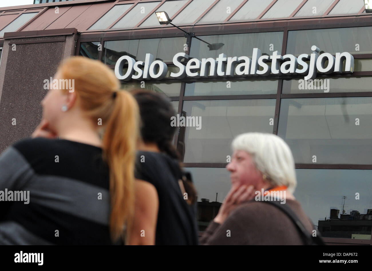 Peolpe sostare di fronte alla evacuata dalla stazione ferroviaria principale di Oslo, Norvegia del 27 luglio 2011. Parti di Oslo la principale stazione ferroviaria, Oslo S, sono stati chiusi ed evacuato inizio il 27 Luglio 2011 dopo una valigia con nessuna apparente proprietario è stato scoperto su una delle piattaforme. Foto: Joerg Carstensen dpa +++(c) dpa - Bildfunk+++ Foto Stock